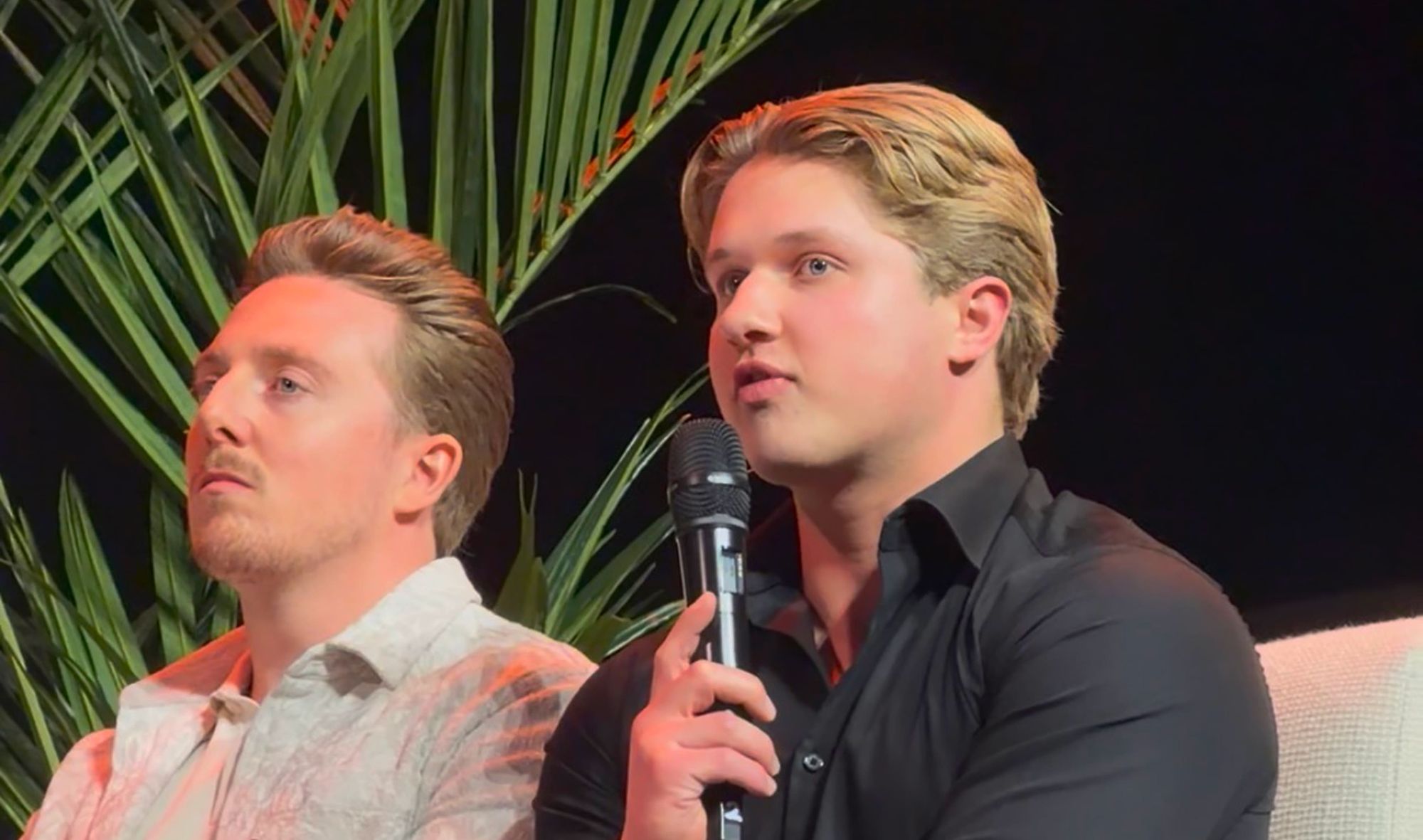 Builder spreekt met microfoon tijdens een panelgesprek bij Foundershouse.