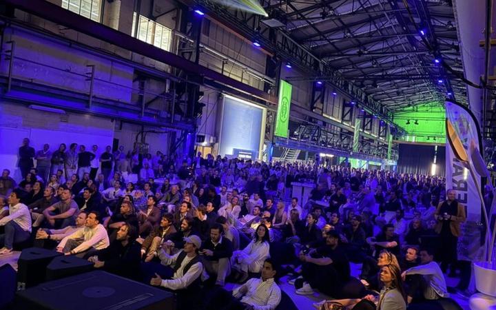 Grote industriële eventruimte met founders en bezoekers tijdens Foundershouse.