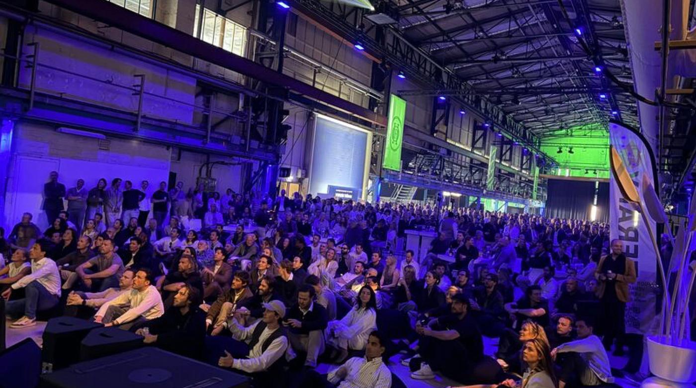 Grote industriële eventruimte met founders en bezoekers tijdens Foundershouse.
