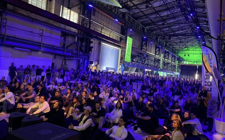 Grote industriële eventruimte met founders en bezoekers tijdens Foundershouse.