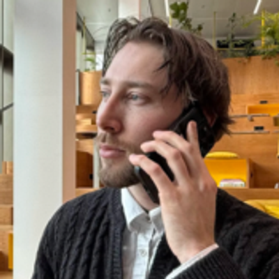 Milo aan de telefoon