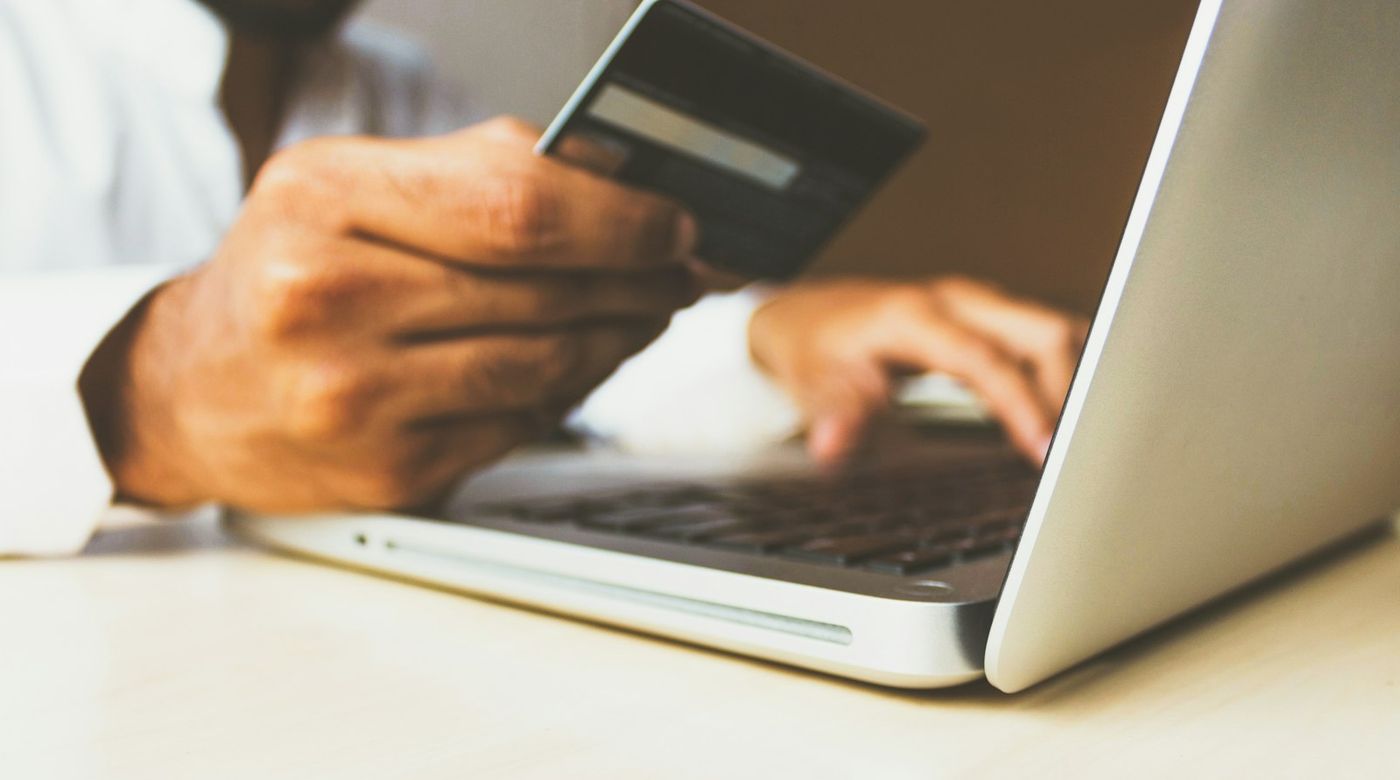 Iemand doet een online aankoop via een laptop