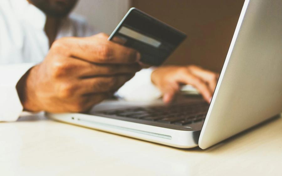 Iemand doet een online aankoop via een laptop