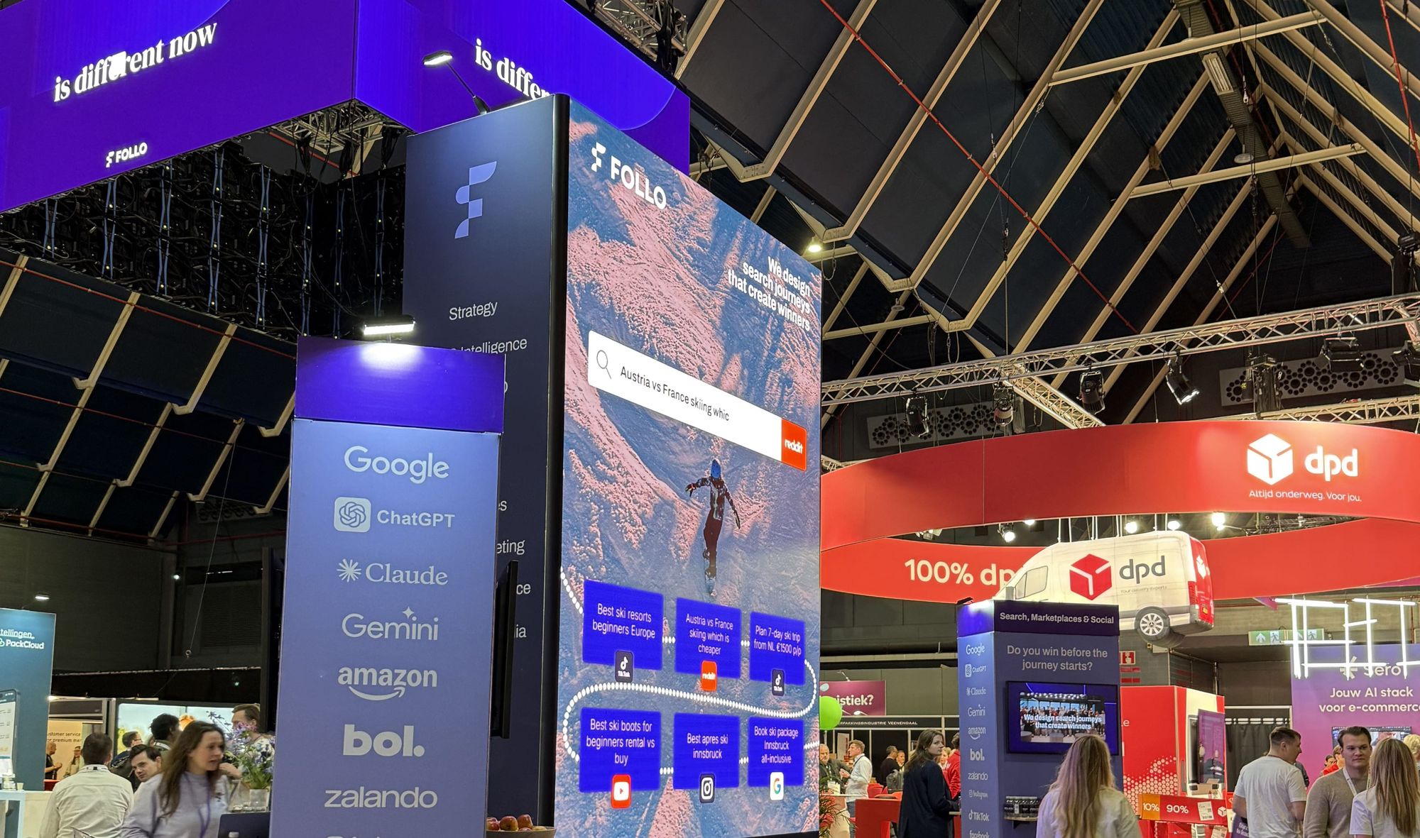Tweakwise stand op Webwinkel Vakdagen 2026 met AI-personalisatie demo, Follo branding en DPD stand op de beursvloer.