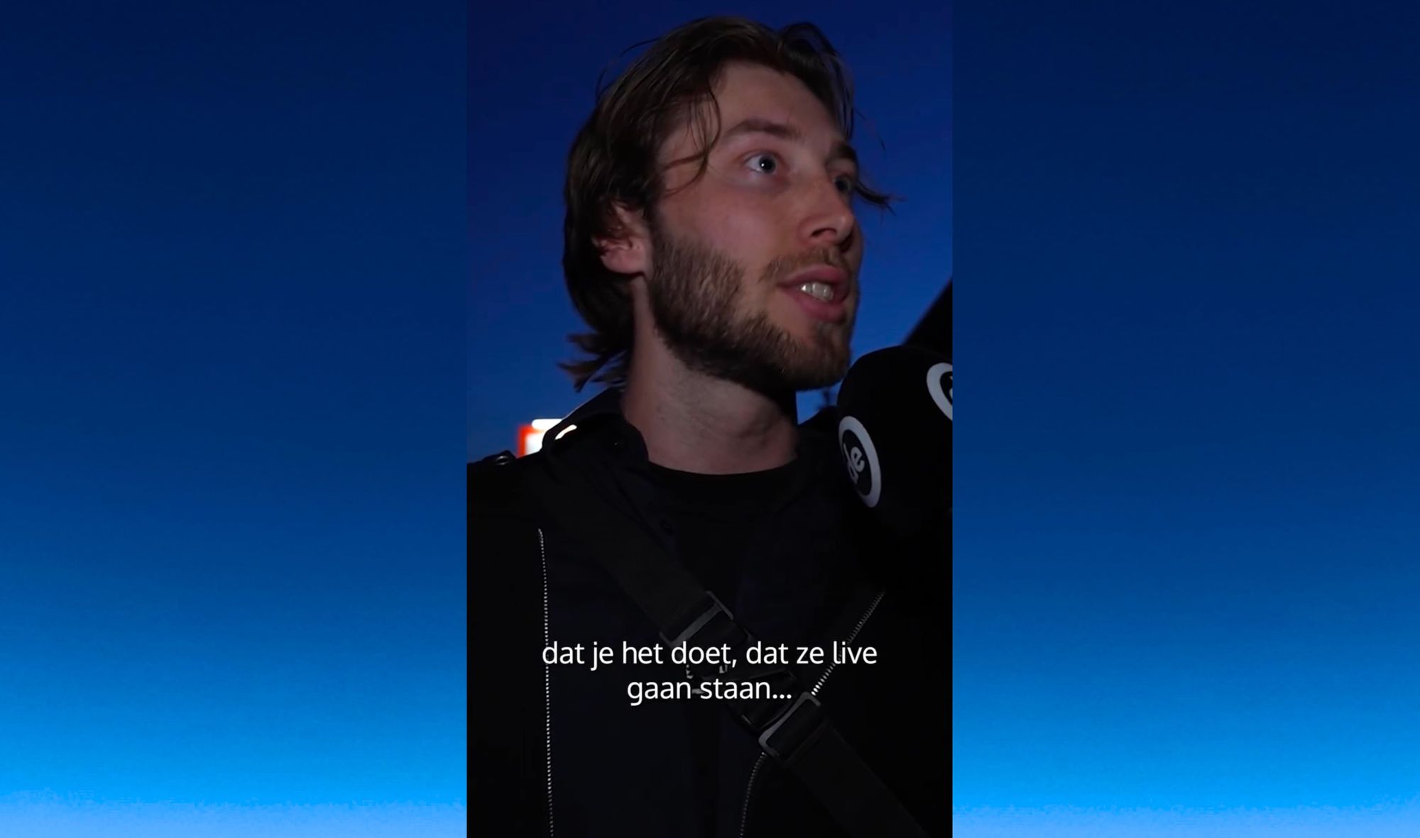 Founder wordt geïnterviewd tegen een blauwe achtergrond tijdens Foundershouse.