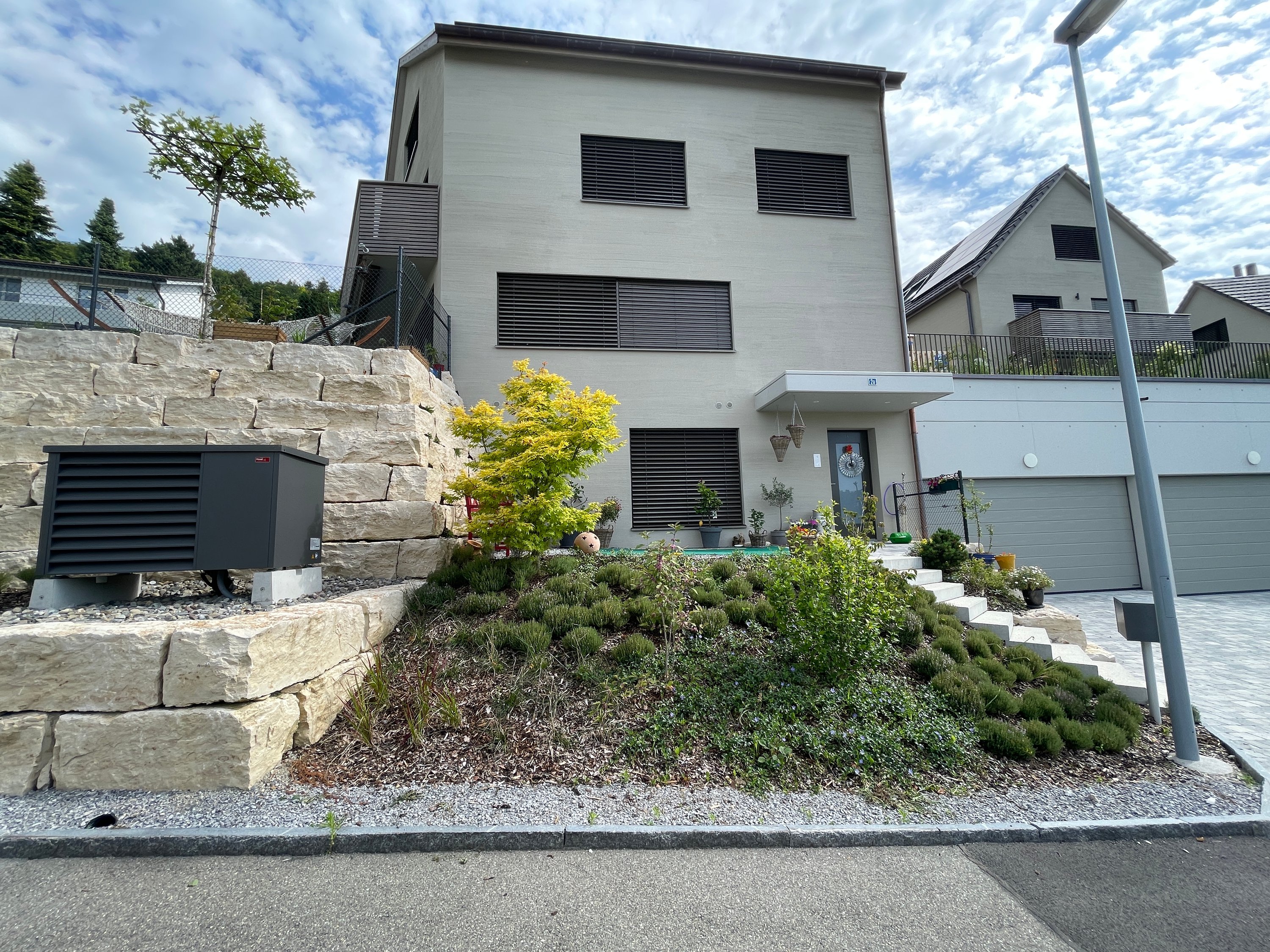 Zugang mit Treppe und Garten