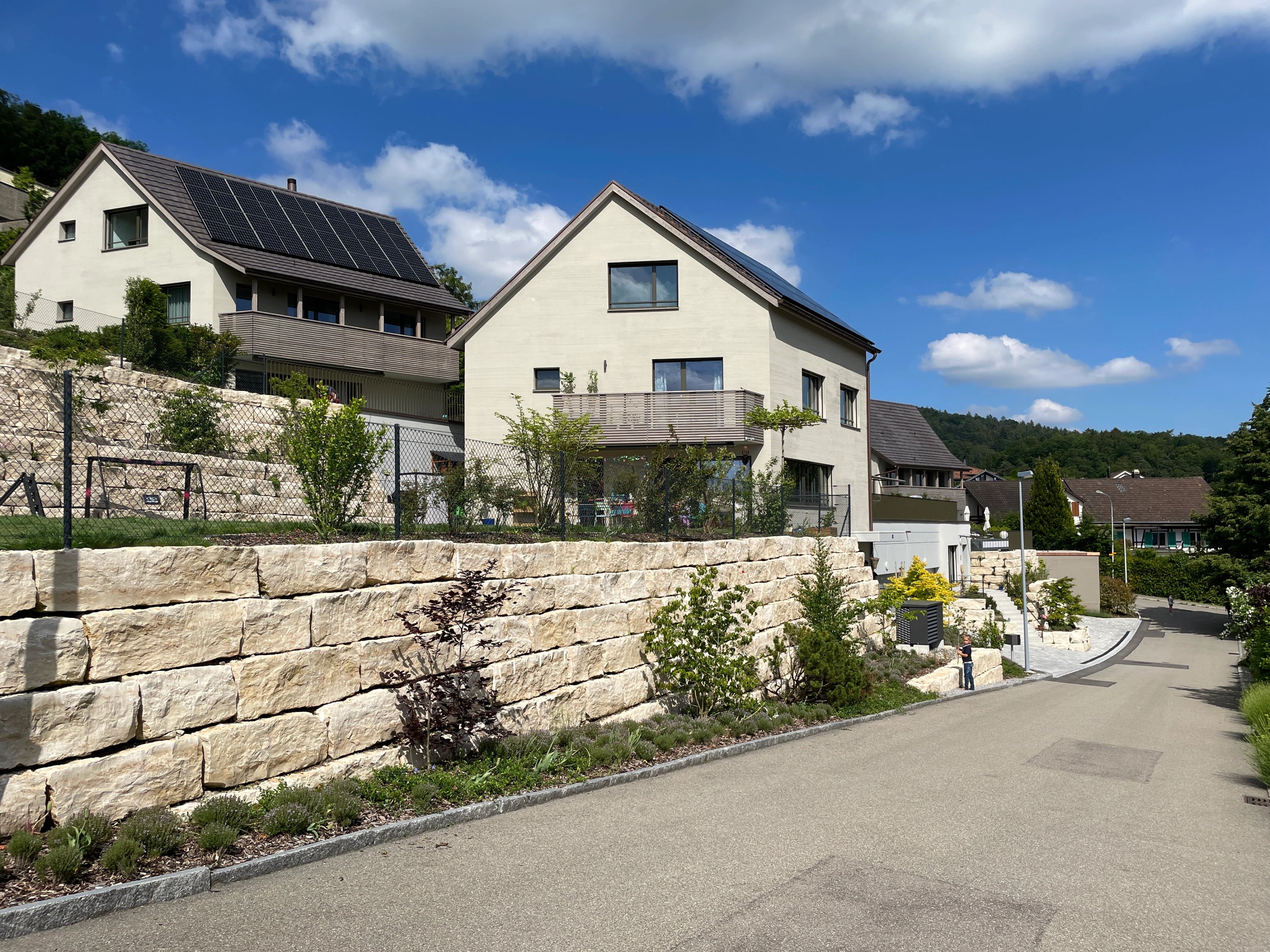 Häuser an der Alten Bergstrasse mit Natursteinmauer
