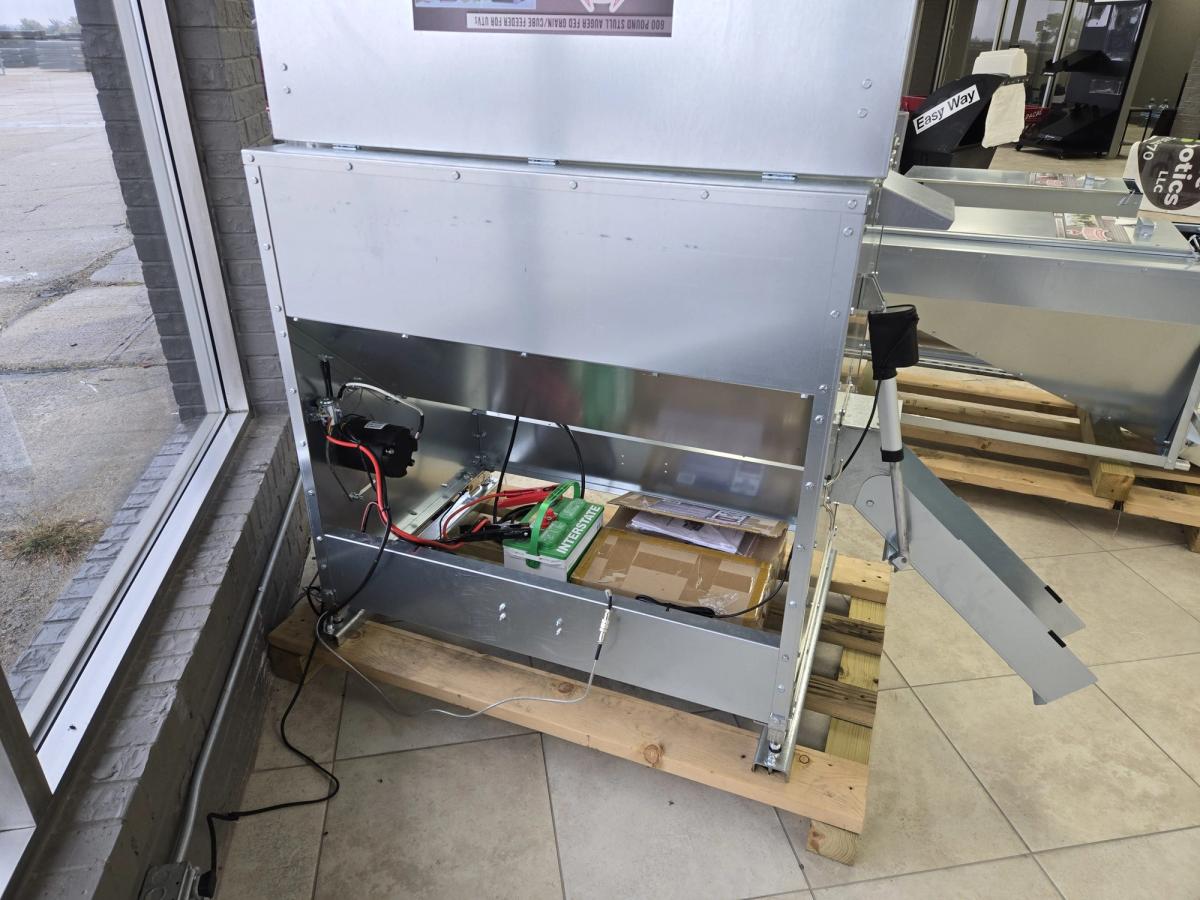 Stull Feeders 600 LBS Grain/Cube Auger Feed Hopper w/ Digital Scale