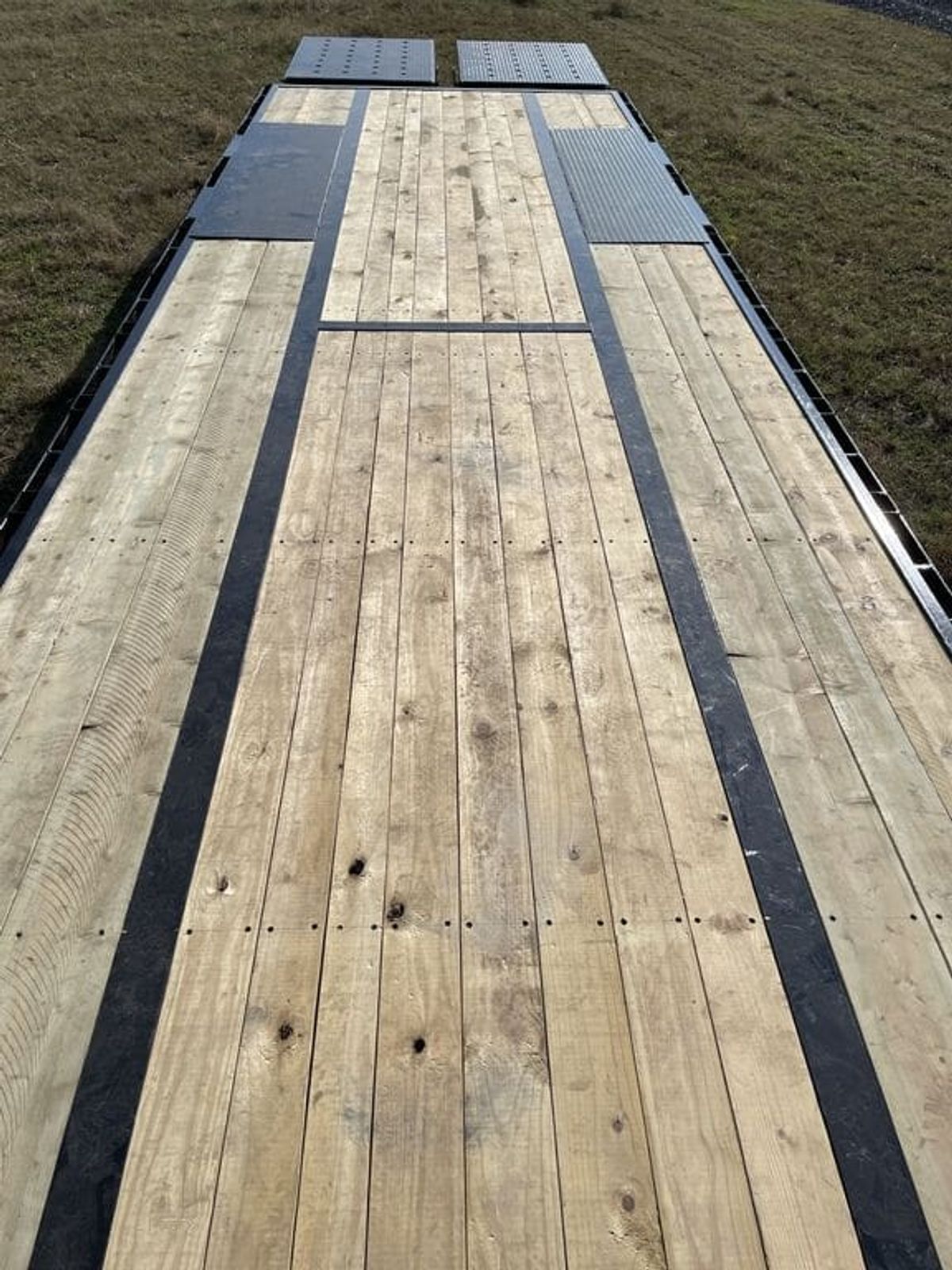 DH Trailers 32 ft Tandem Low Pro GN Flatbed_06