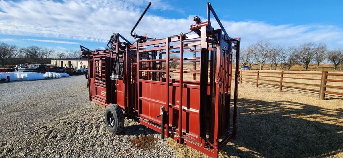 Palco Hydraulic Chute w: Palpation Cage & Alleyway_005