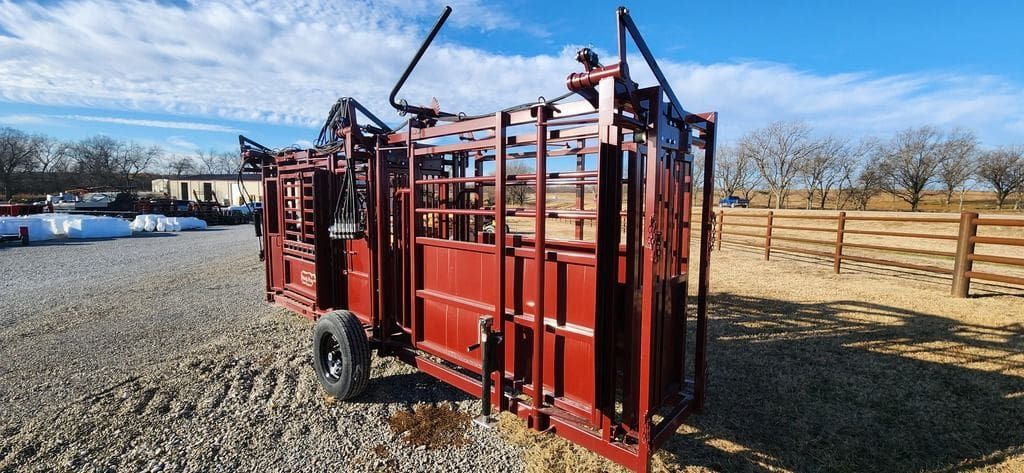 Palco Hydraulic Chute w: Palpation Cage & Alleyway_005