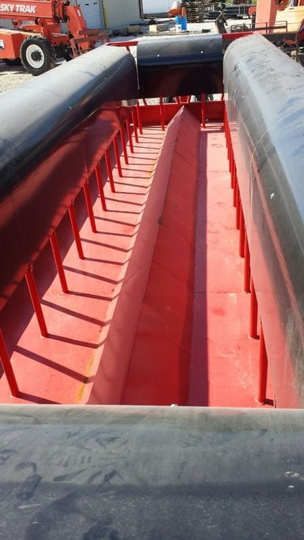 Industrias America 84R 24′ Hay Silage Feeder Wagon_003