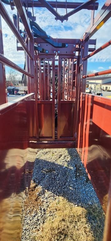 Palco Hydraulic Chute w: Palpation Cage & Alleyway_007