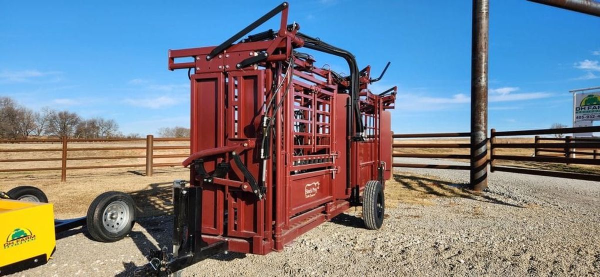 Palco Hydraulic Chute w: Palpation Cage & Alleyway_002