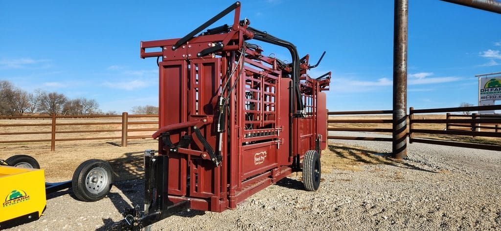 Palco Hydraulic Chute w: Palpation Cage & Alleyway_002