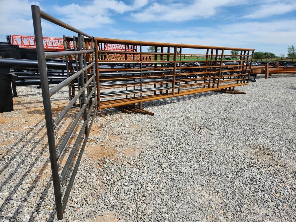 24 FT Freestanding Panel w/10 FT Gate