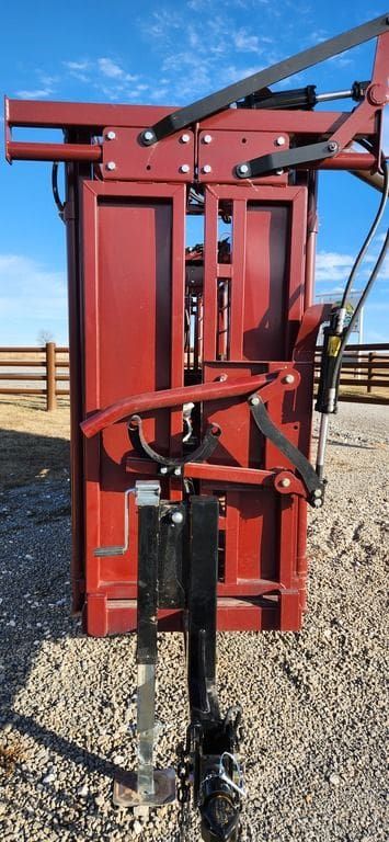 Palco Hydraulic Chute w: Palpation Cage & Alleyway_003