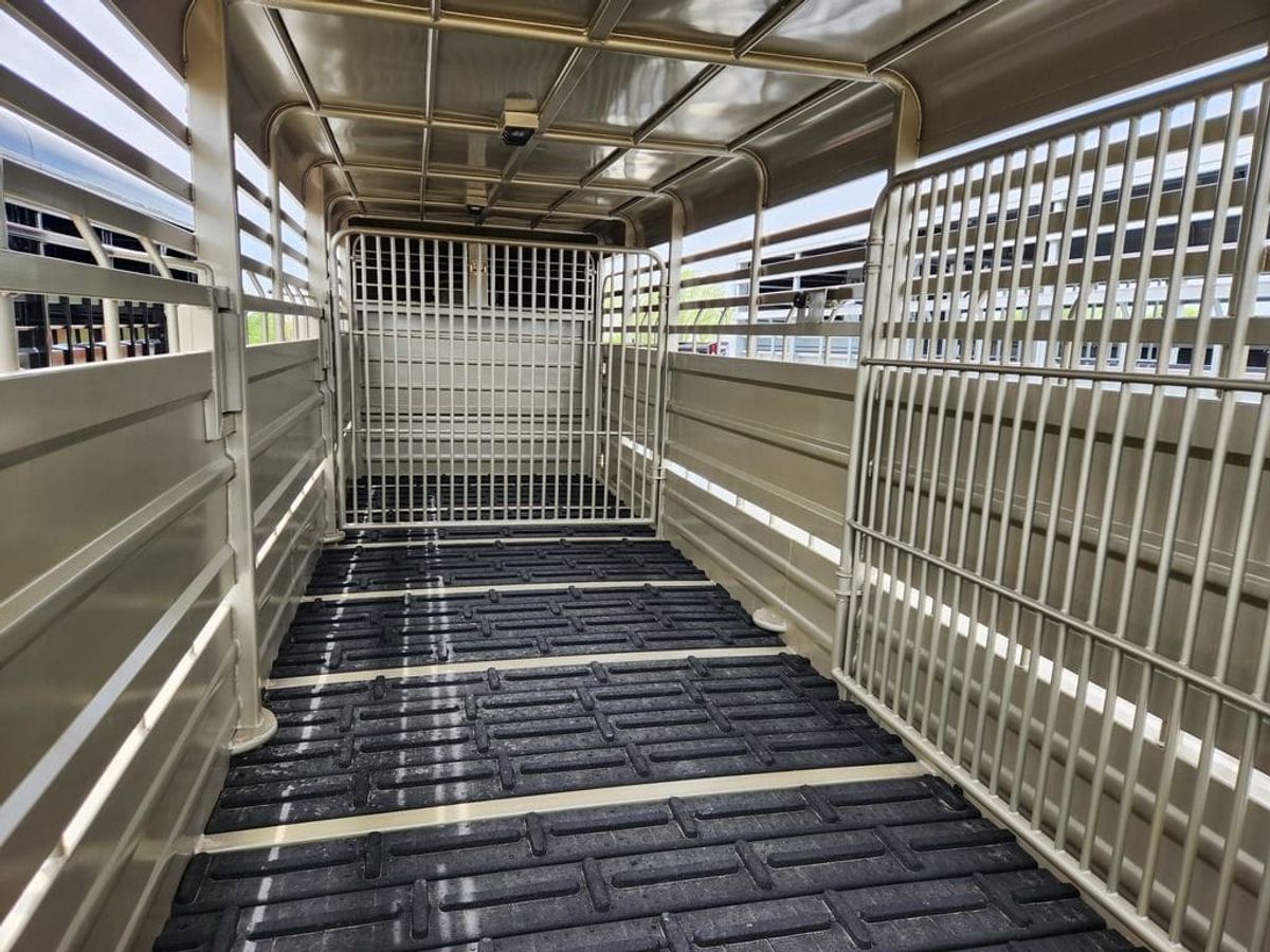 GR 24′ Stock Trailer (Rubber Floor)_003
