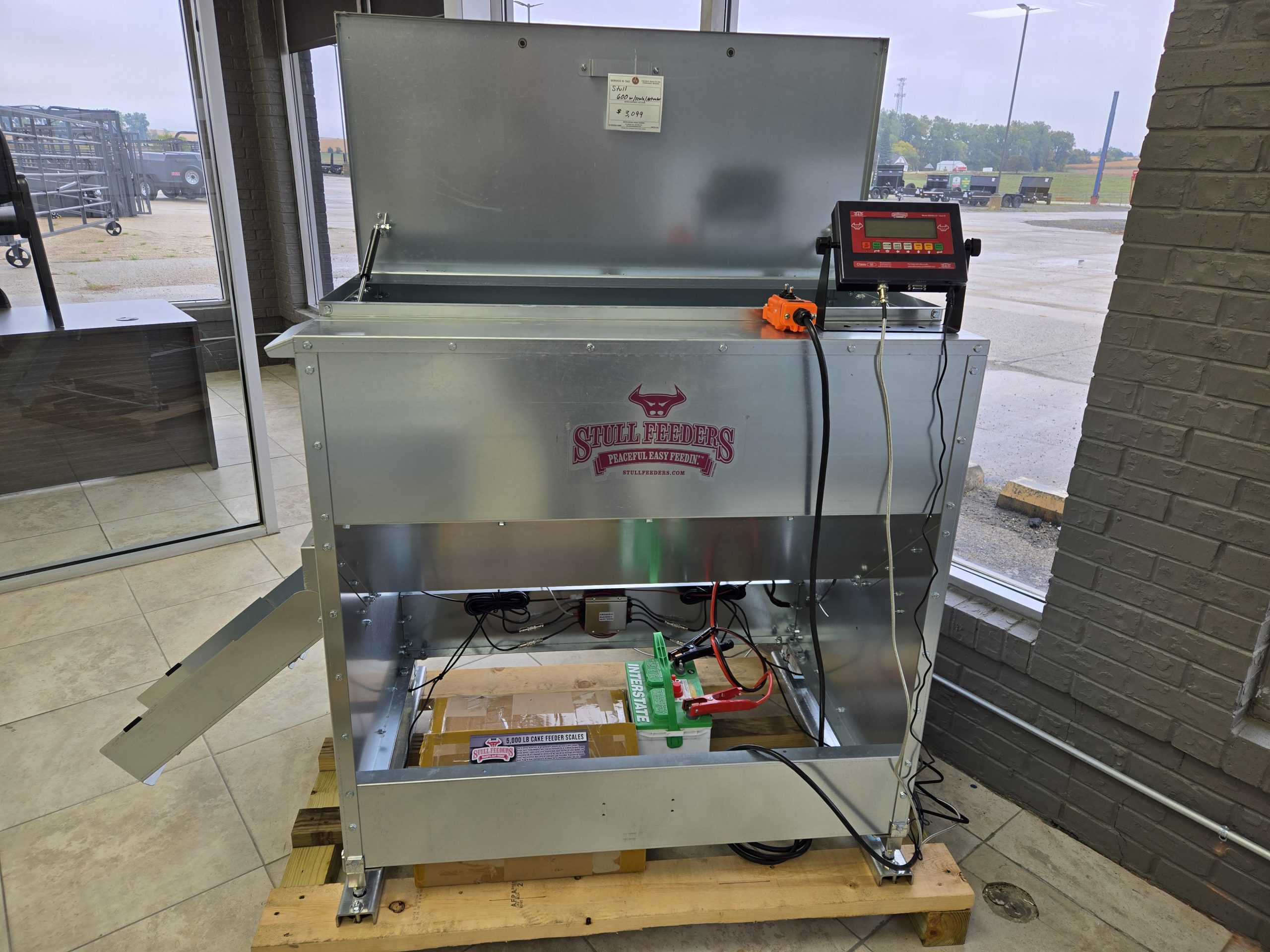 Stull Feeders 600 LBS Grain/Cube Auger Feed Hopper w/ Digital Scale