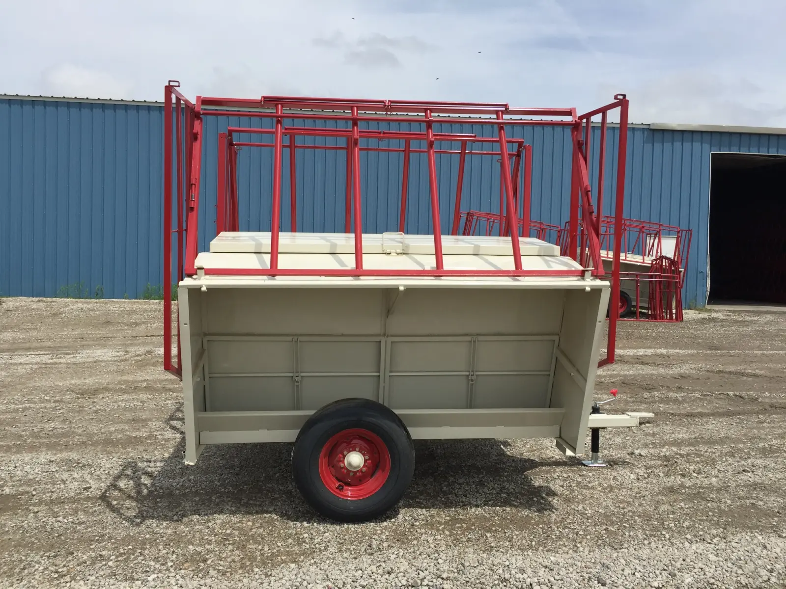 Apache 8 FT 70 Bushel Feeder