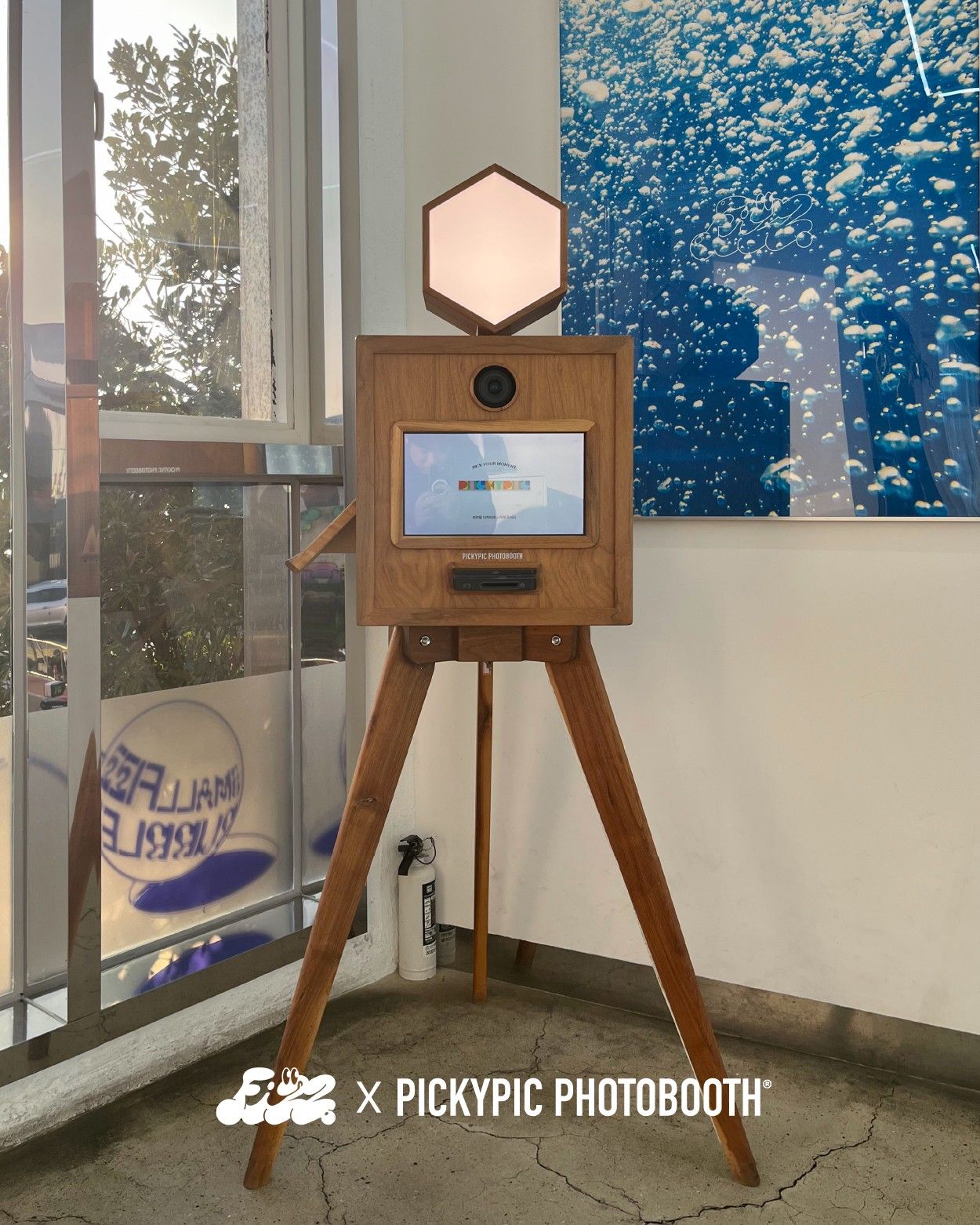 피즈버거 매장 내 설치된 모던피키 원목 포토부스
