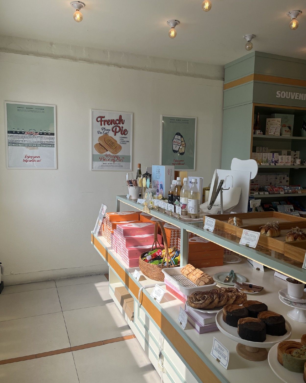 체크이스트 카페 베이커리 진열대 및 내부 인테리어
