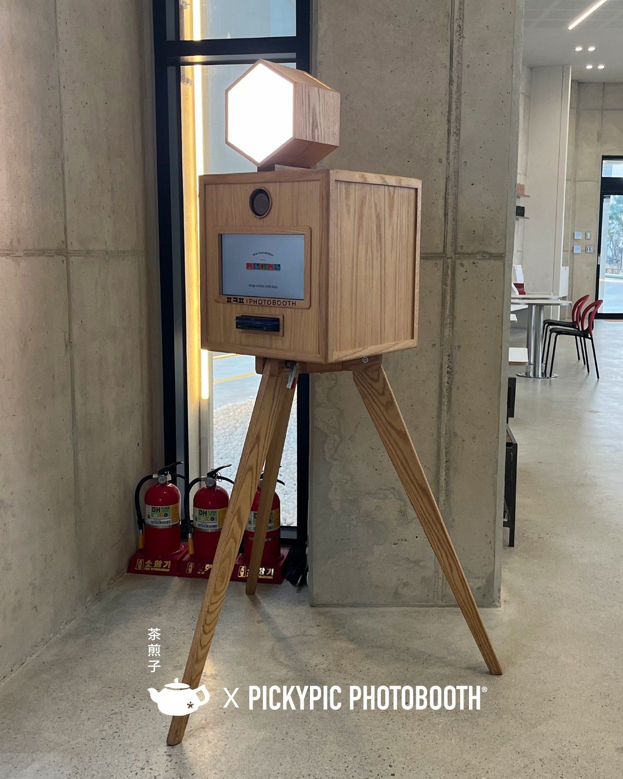 차전자 티하우스 내부 모던피키 우드 포토부스 설치 전경