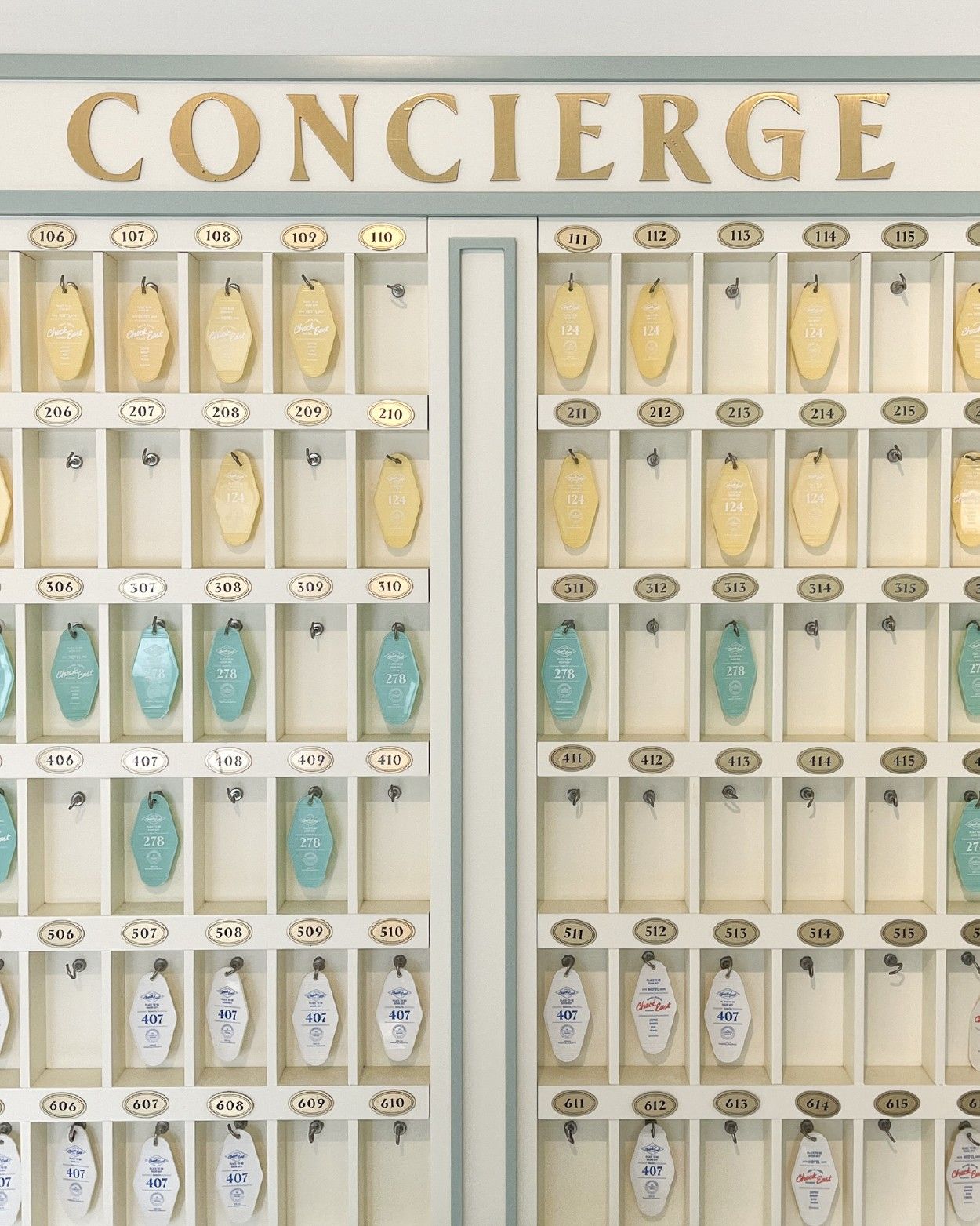 체크이스트 카페 굿즈 소품샵 키링 진열대