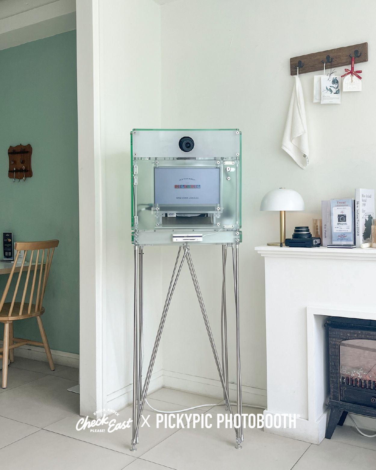 강릉 체크이스트 내부 투명 아크릴 어반피키 포토부스 전경