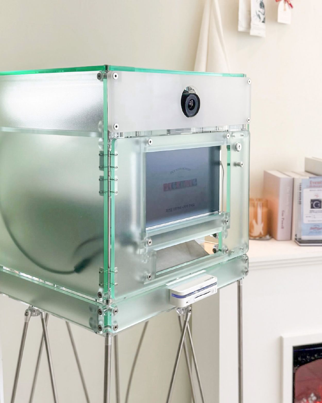 체크이스트 전용 커스텀 아크릴 포토부스 기기 디자인