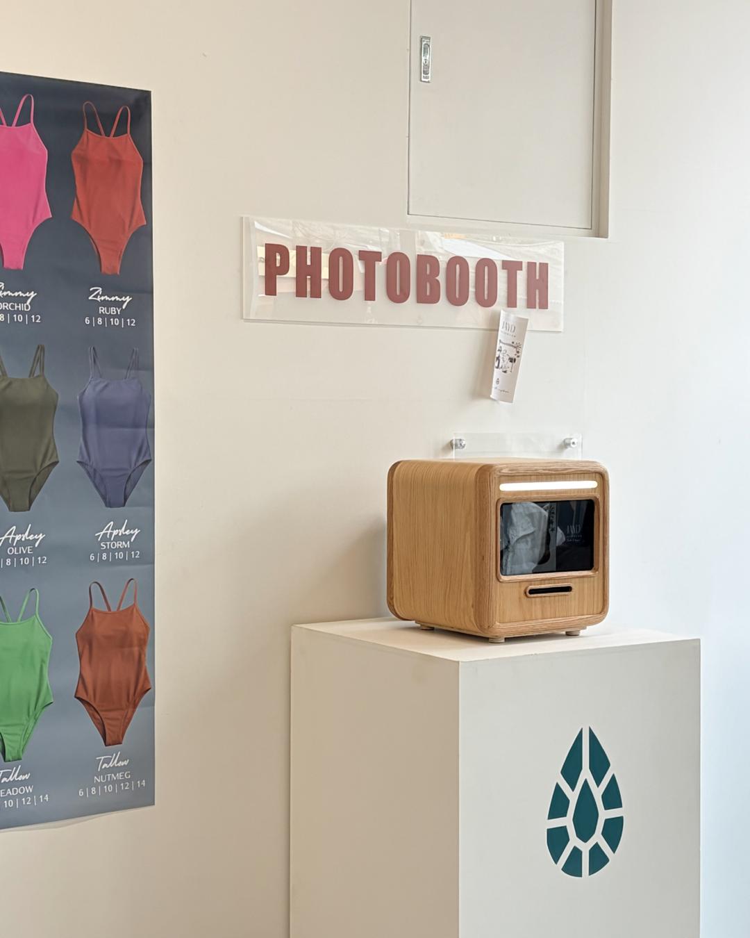 PHOTOBOOTH 사인과 함께 설치된 팝업스토어 모던피키 포토부스