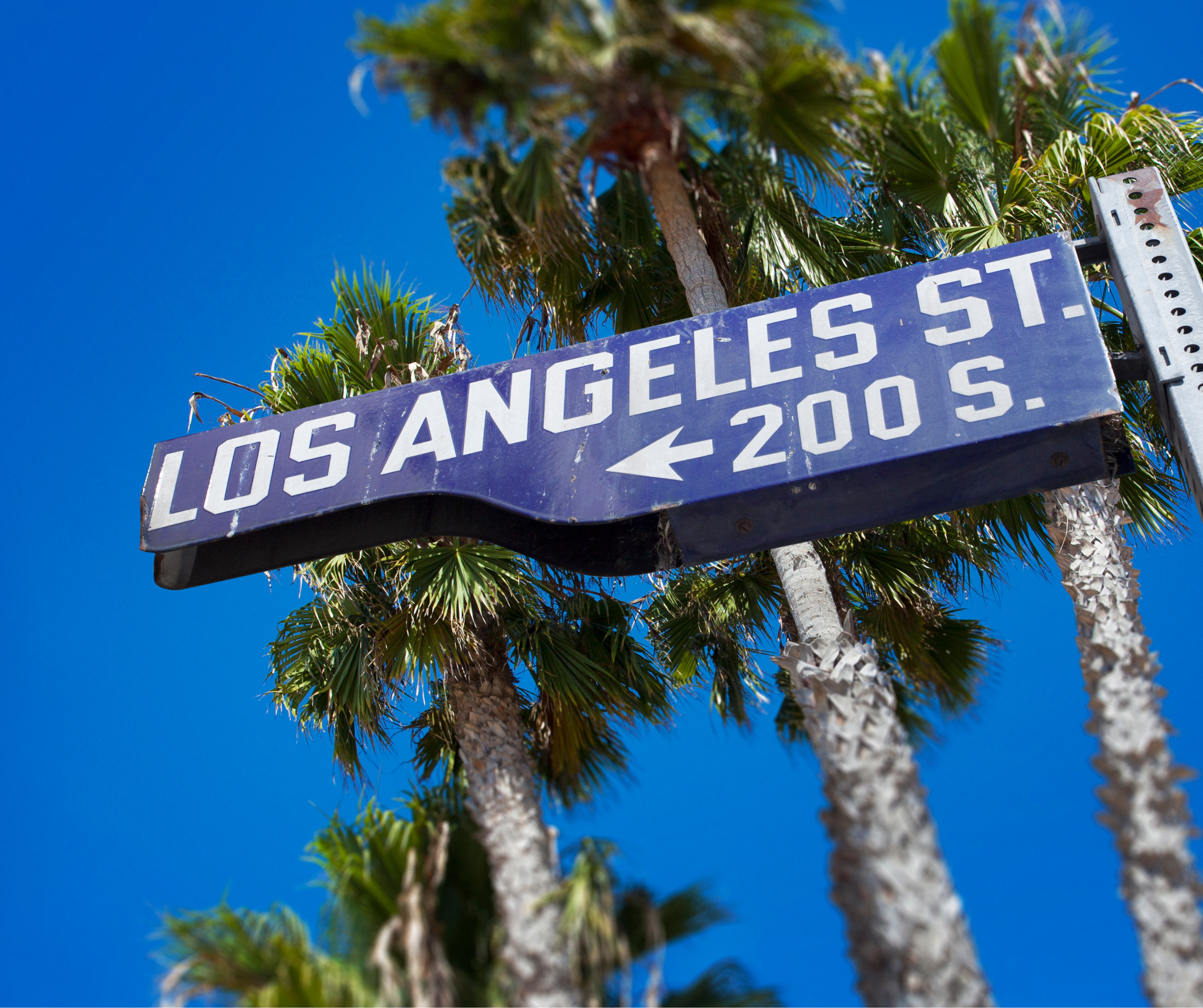 Green road sign indicating the direction to Los Angeles.