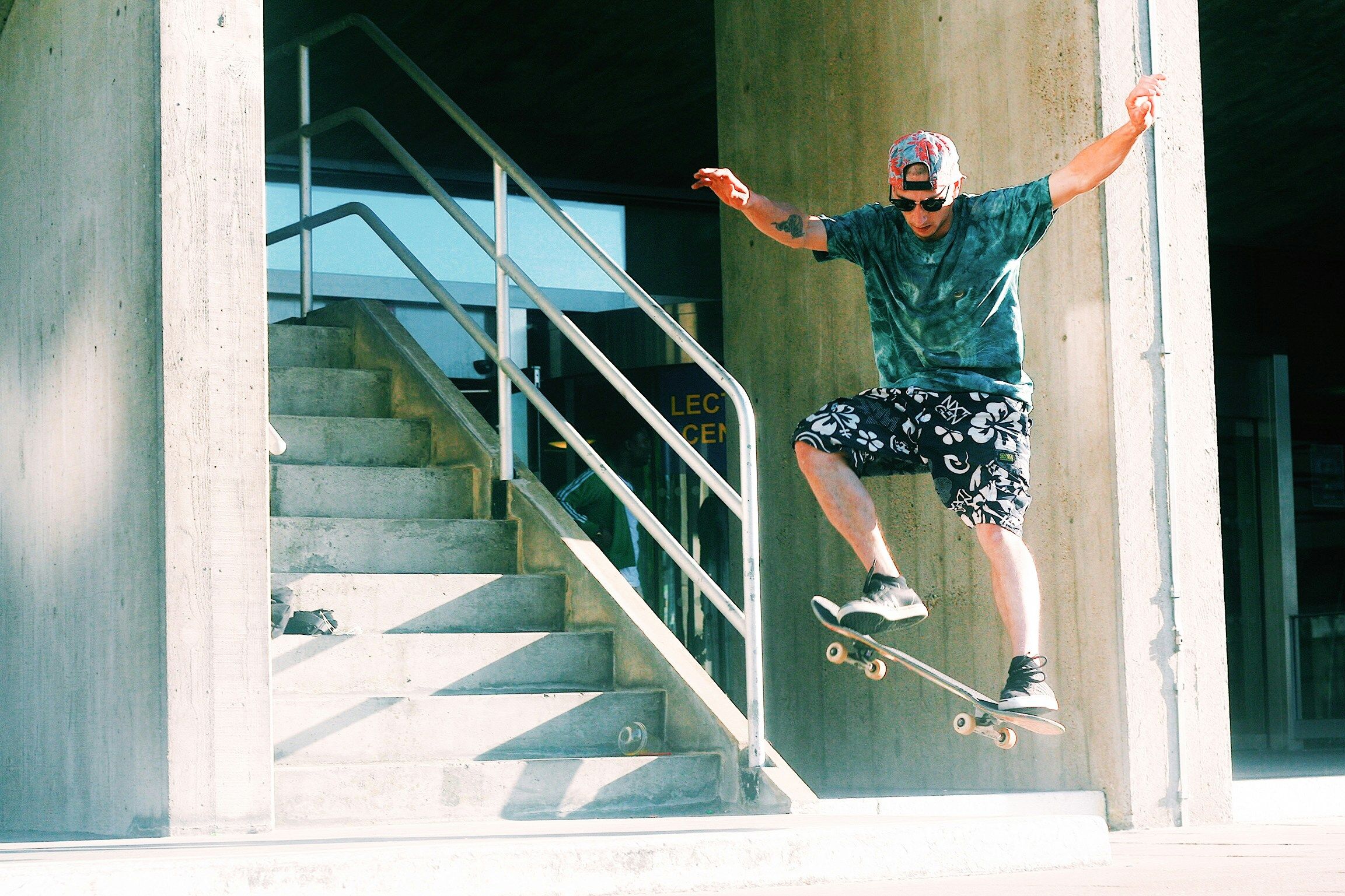 Daring skateboarder showcases aerial skills in urban setting