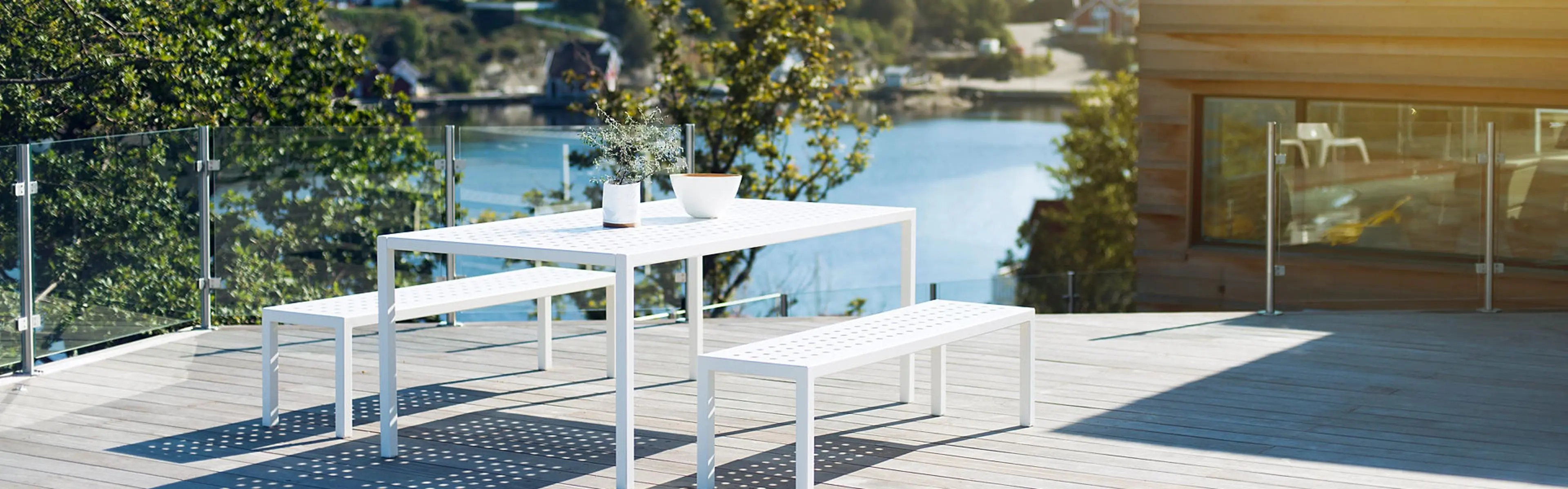 Frame spisebord og Frame Benk fra Sundays