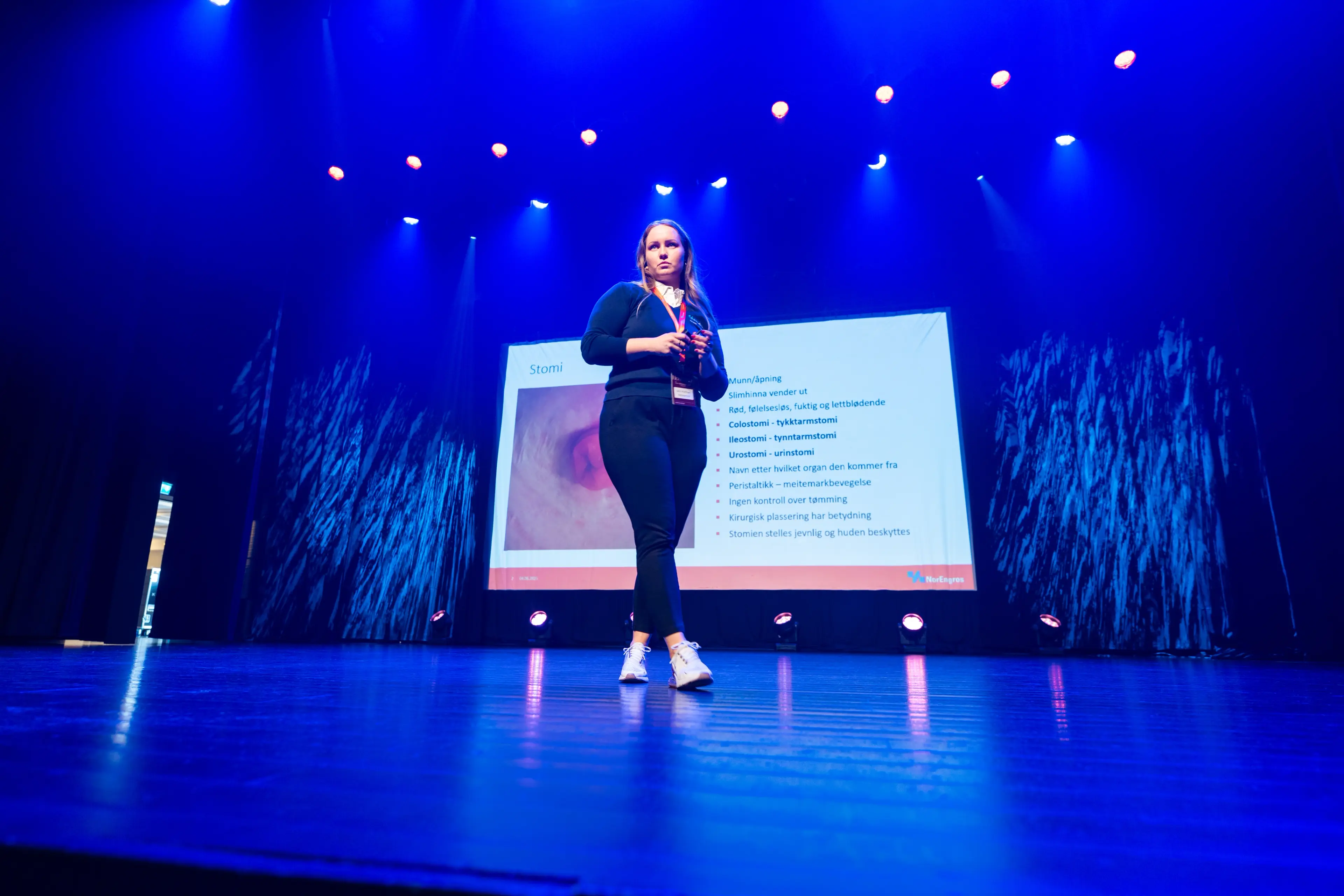 Iselin Mathisen på scenen under foredrag