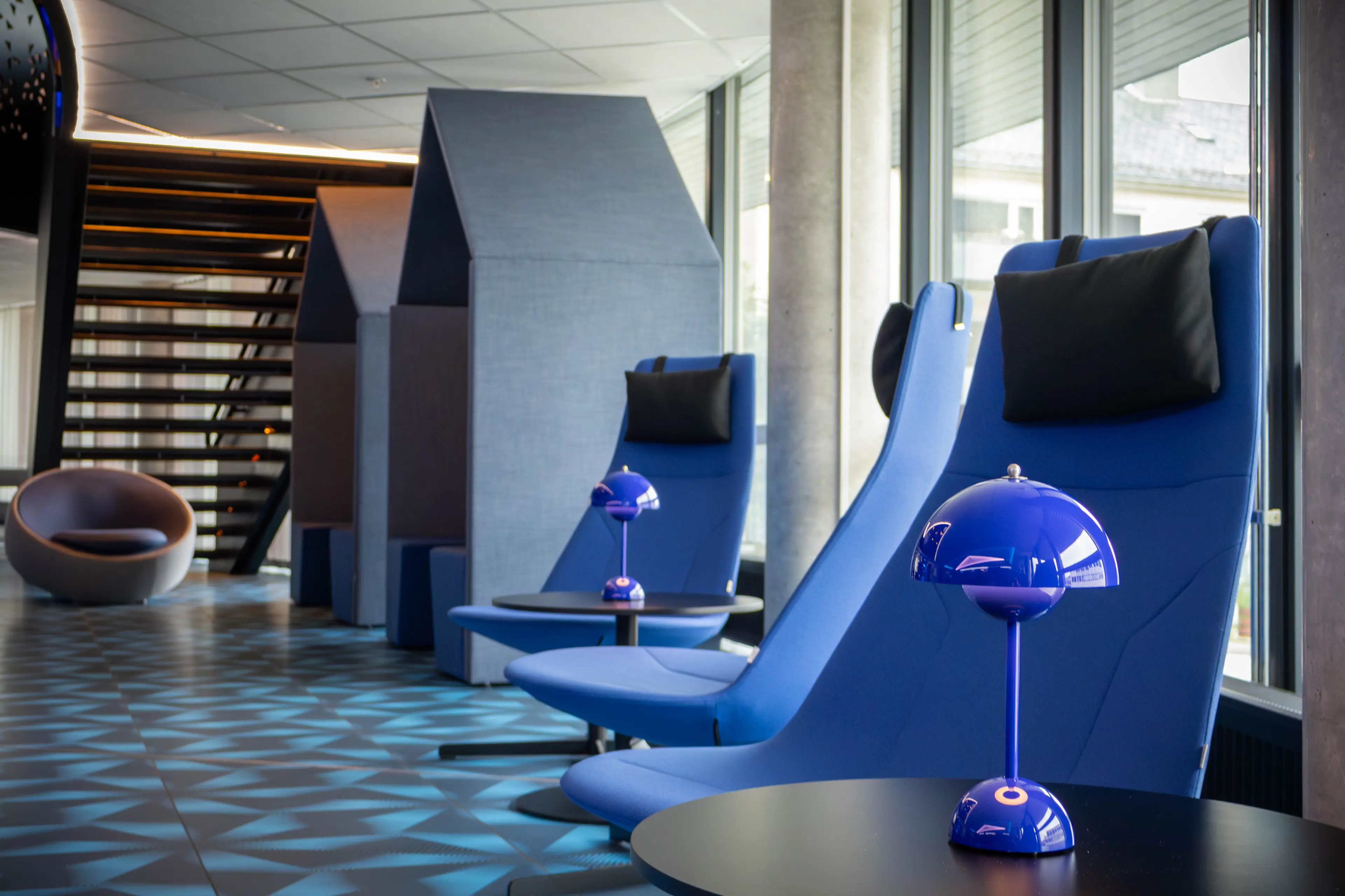 Hyttene fra Gøtessons og Chic Lounge stoler fra Flokk