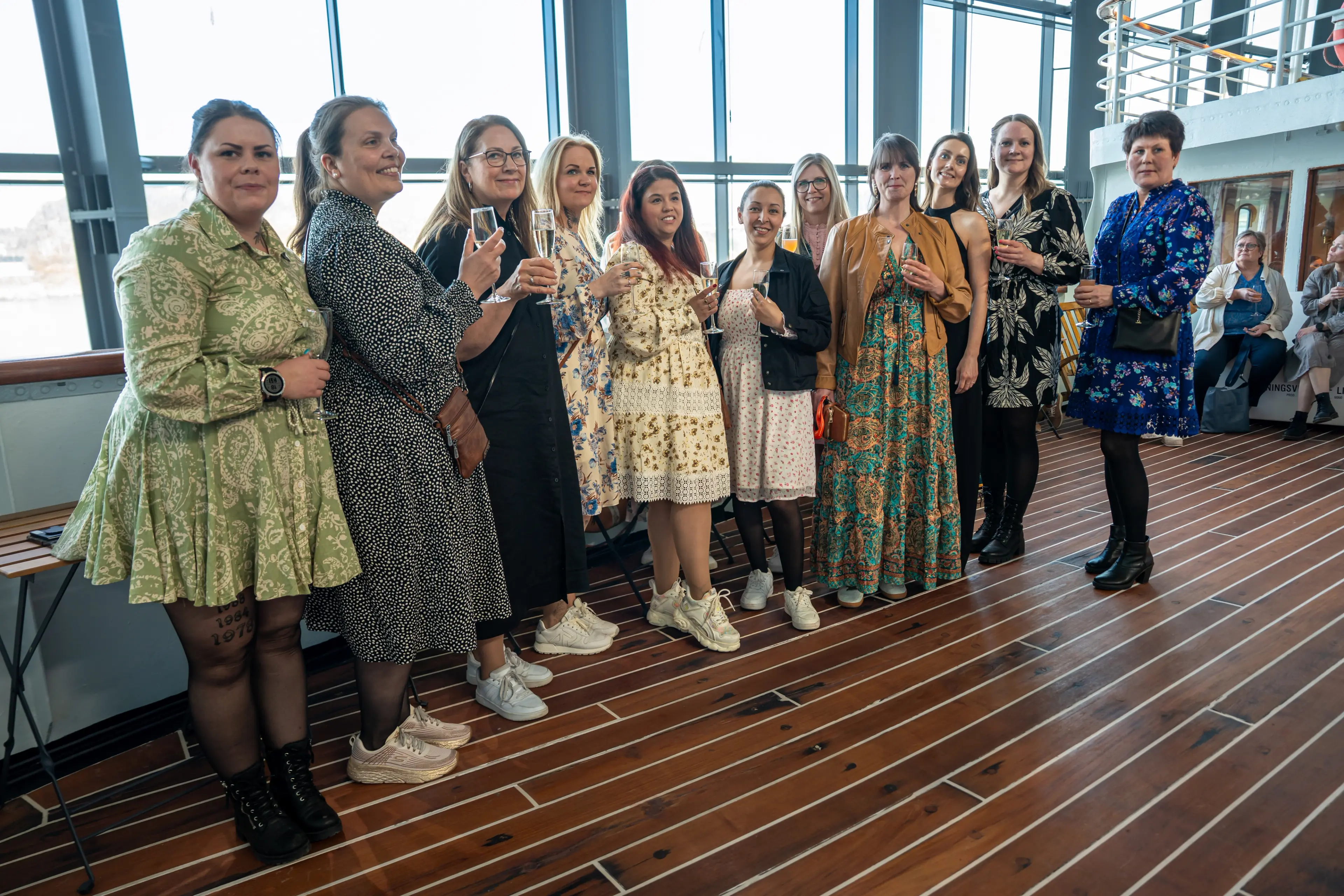 Festkledde deltakere fra Helsedagene 2025 nyter aperitiff på Hurtigrutemuseet før jubileumsmiddagen.