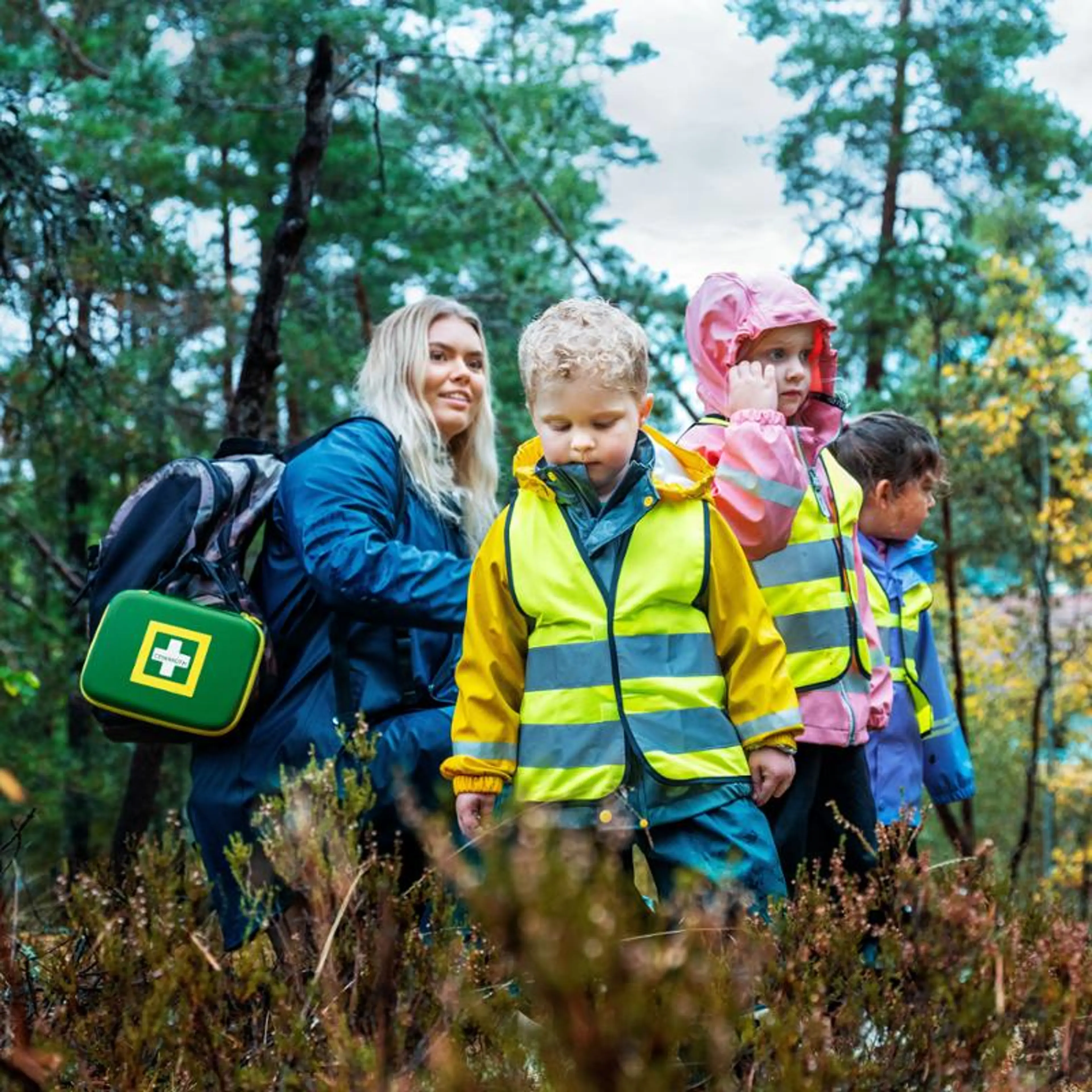 Barnehagebarn på tur i skogen