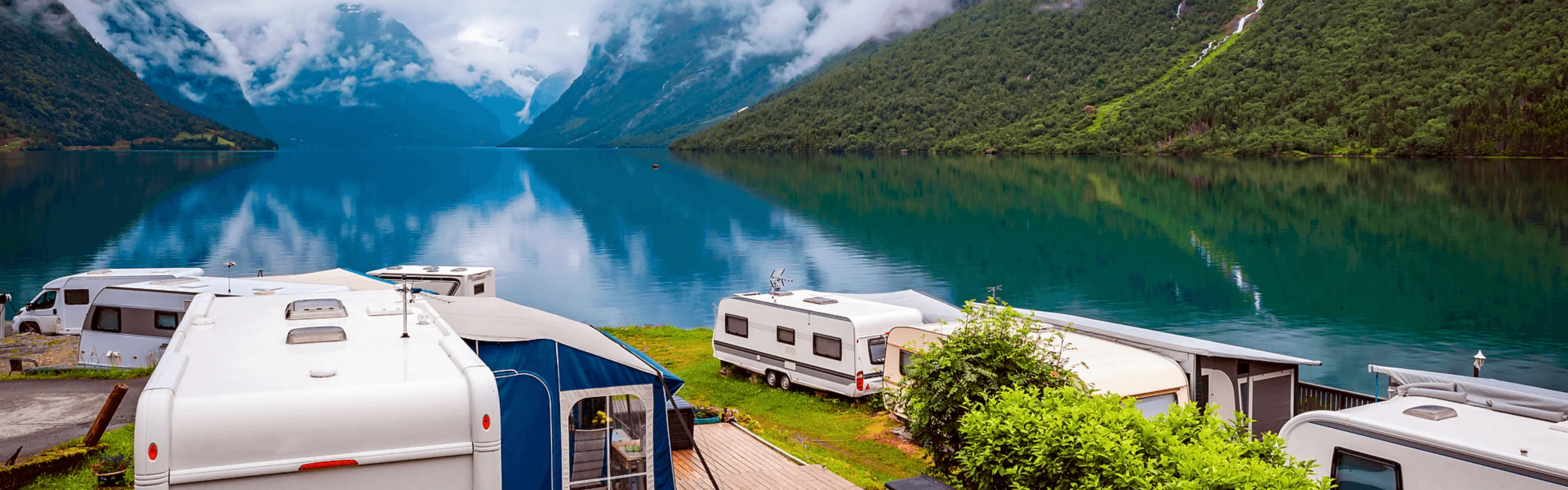 Campingplass med fjorden i bakgrunn