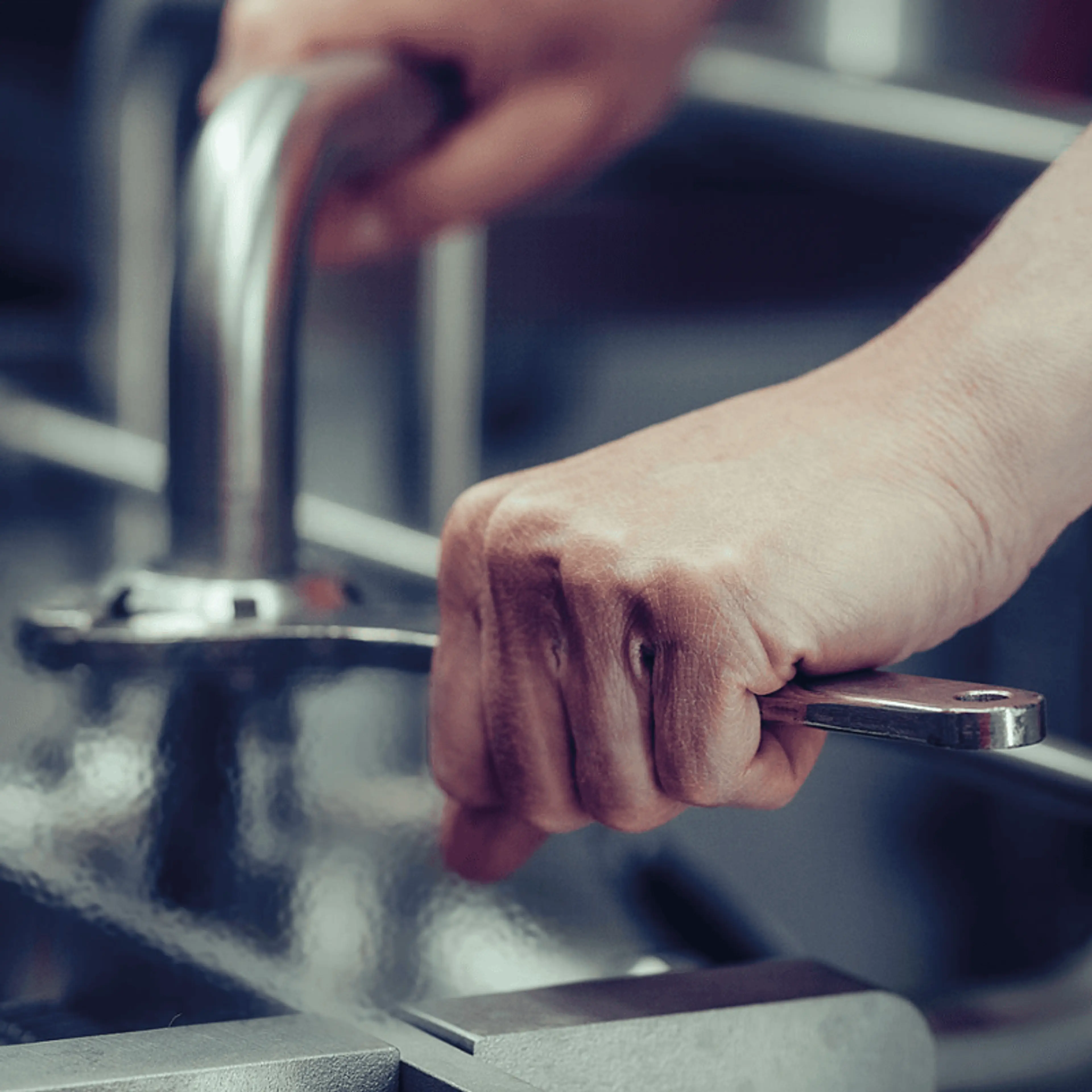 Mann som bruker en fastnøkkel