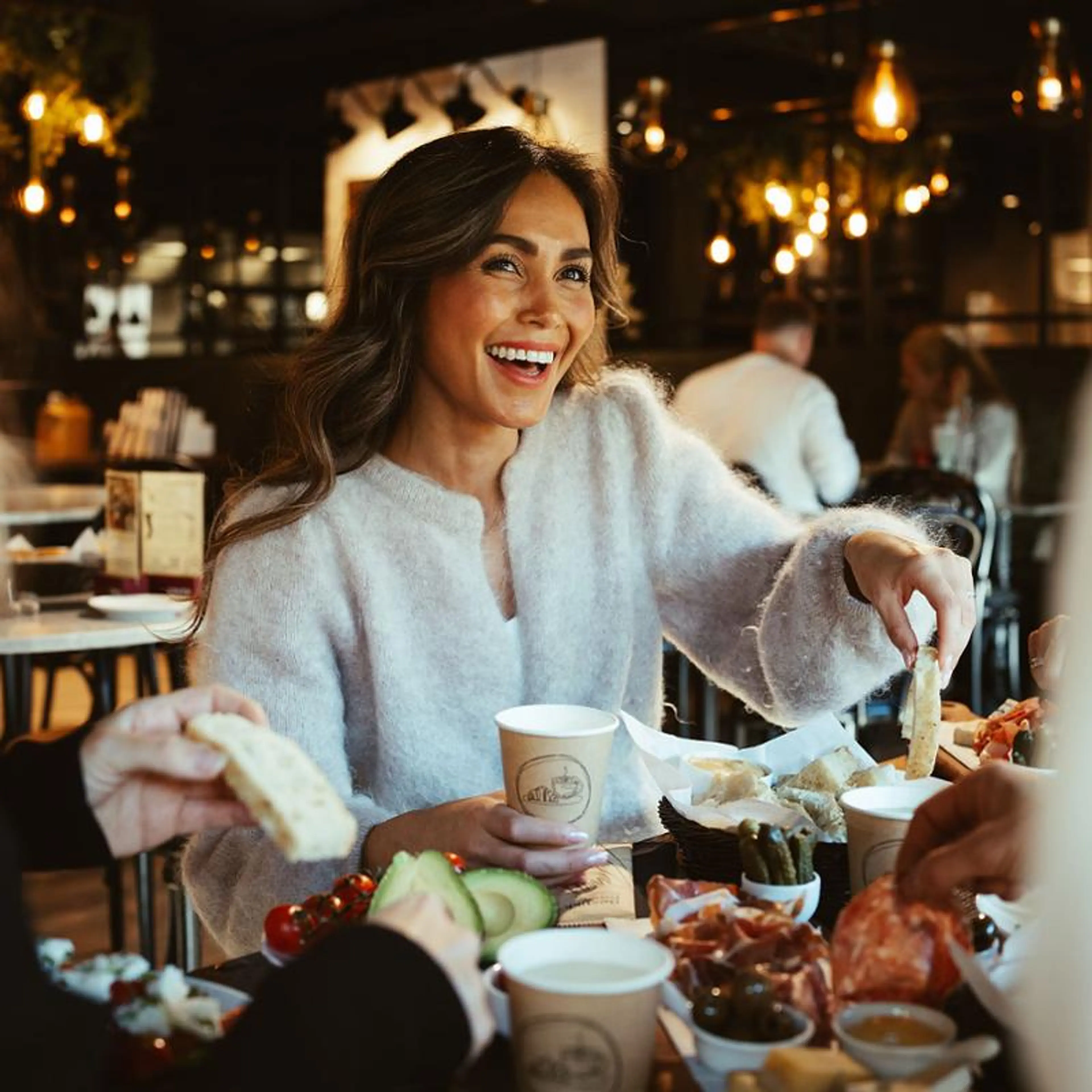 Personer spiser lunsj med Stund kopper og bestikk
