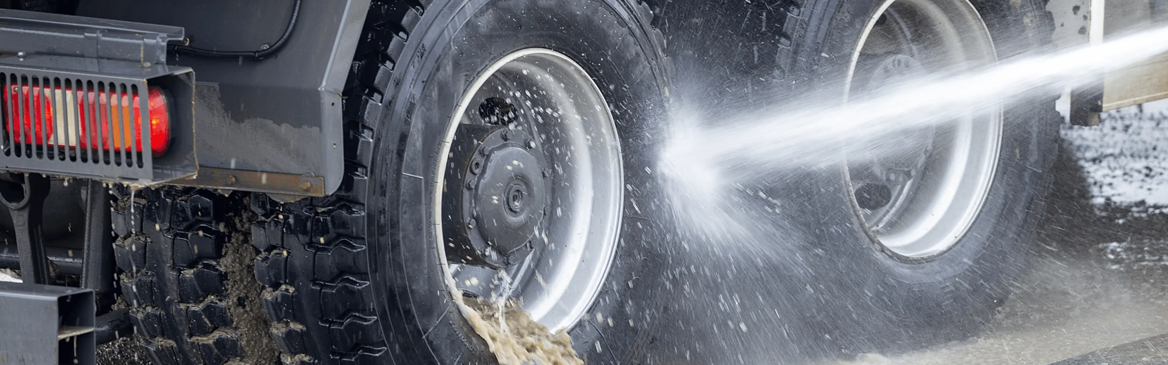 Nærbilde av lastebil i vaskehall