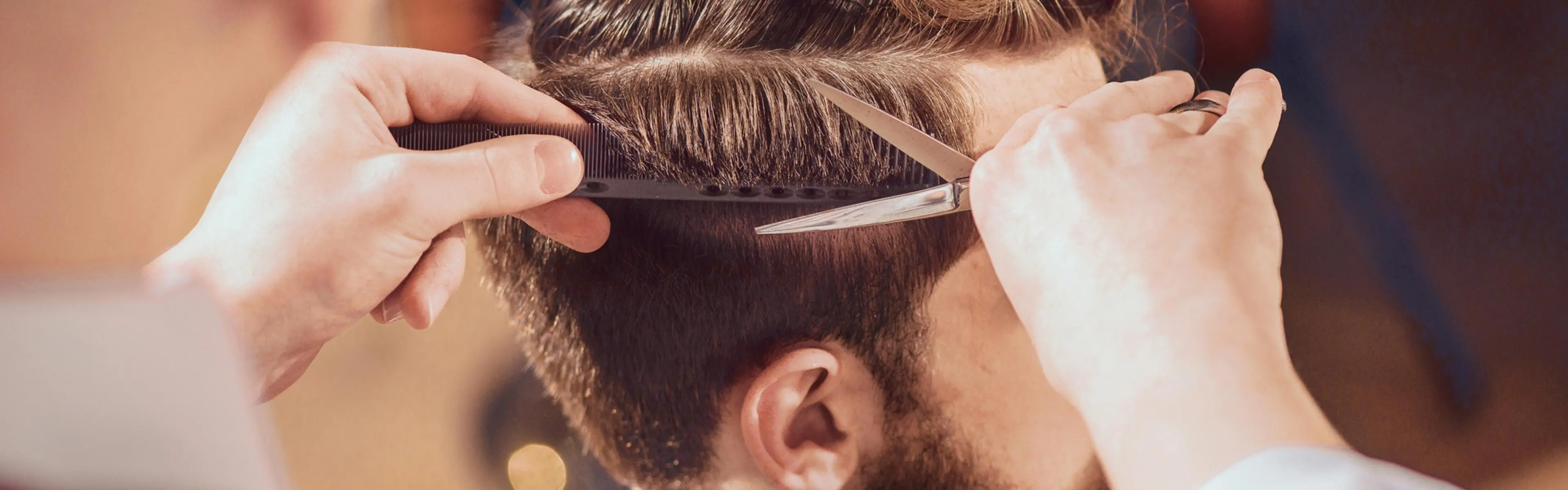 Frisør klipper hår