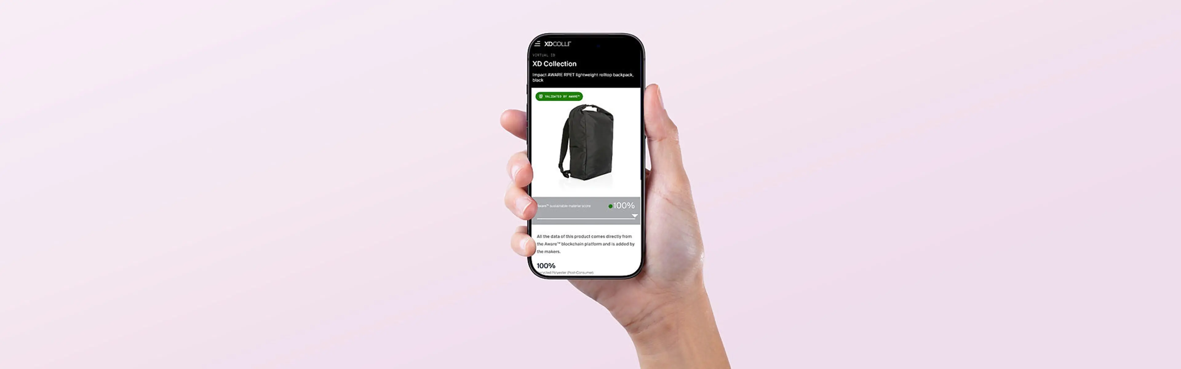 Hånd som holder mobil med digital produktpass