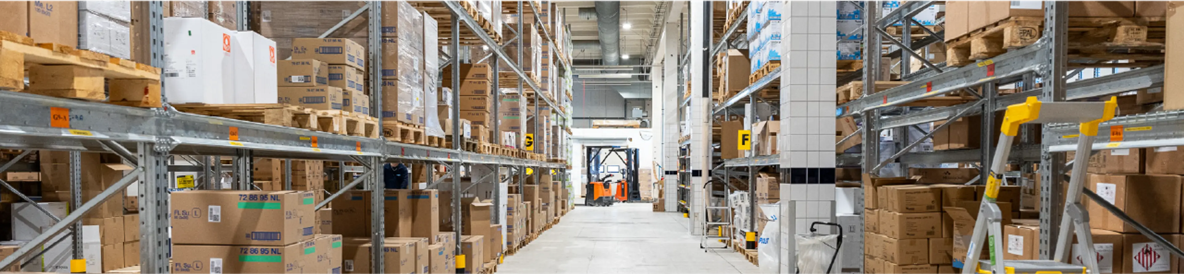 Lager med fylte hyller