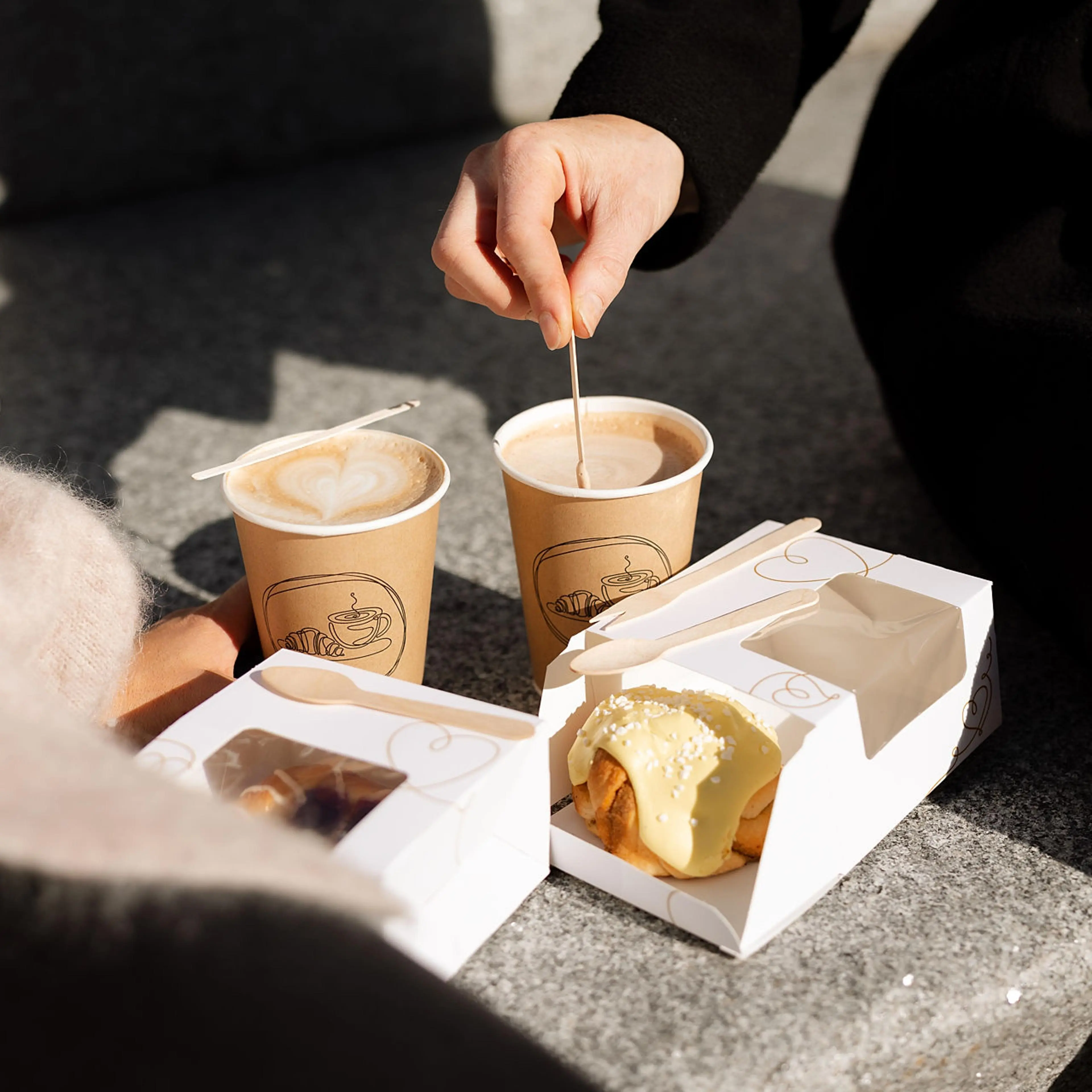 Stund engangskopper, bestikk og kakeesker