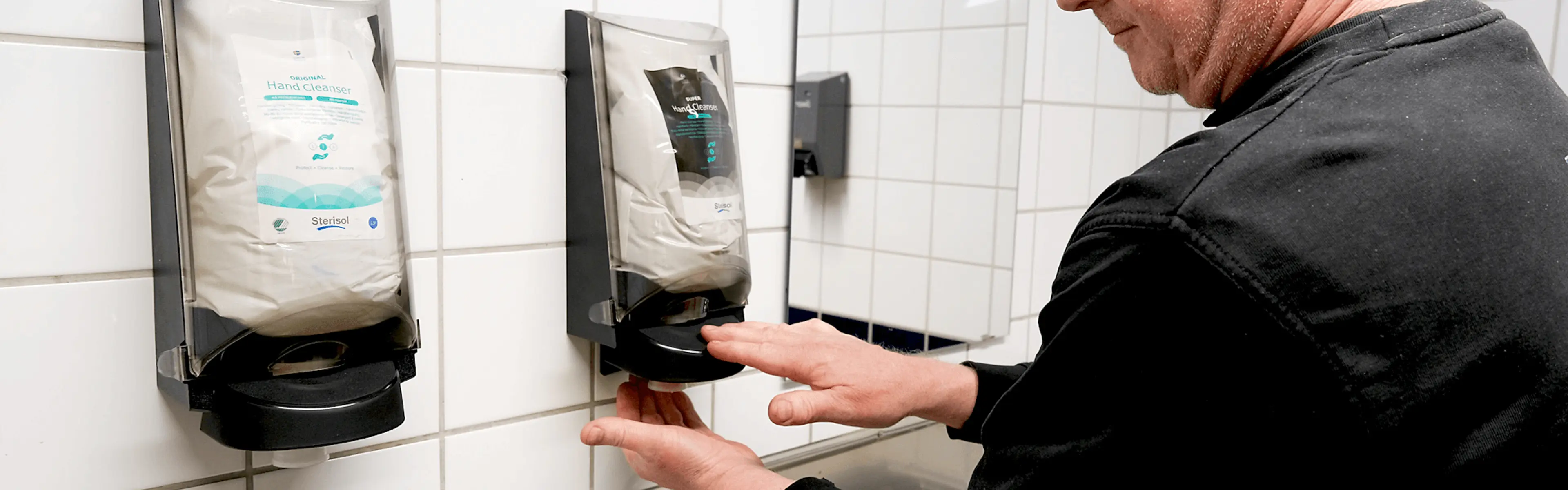 Mann som vasker hendene med Sterisol såpe