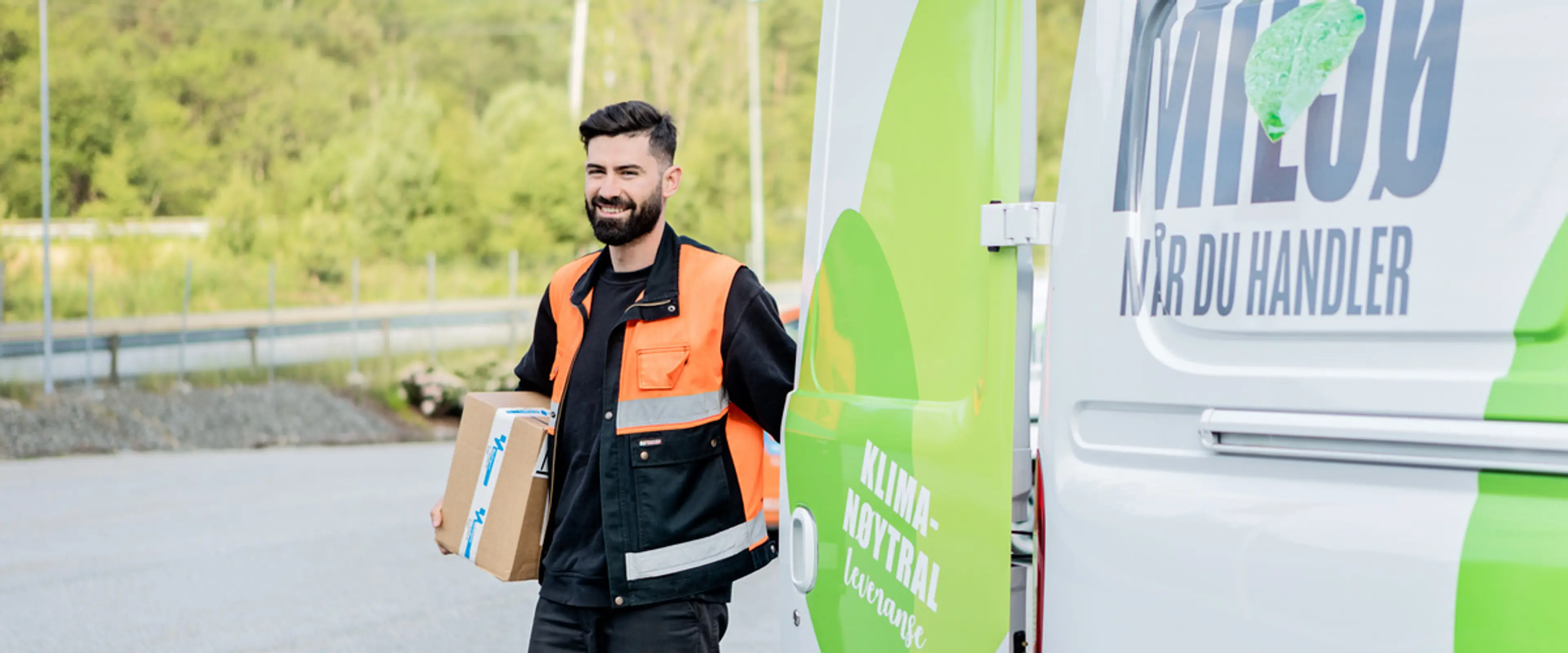 Norengros sjåfør som leverer en pakke