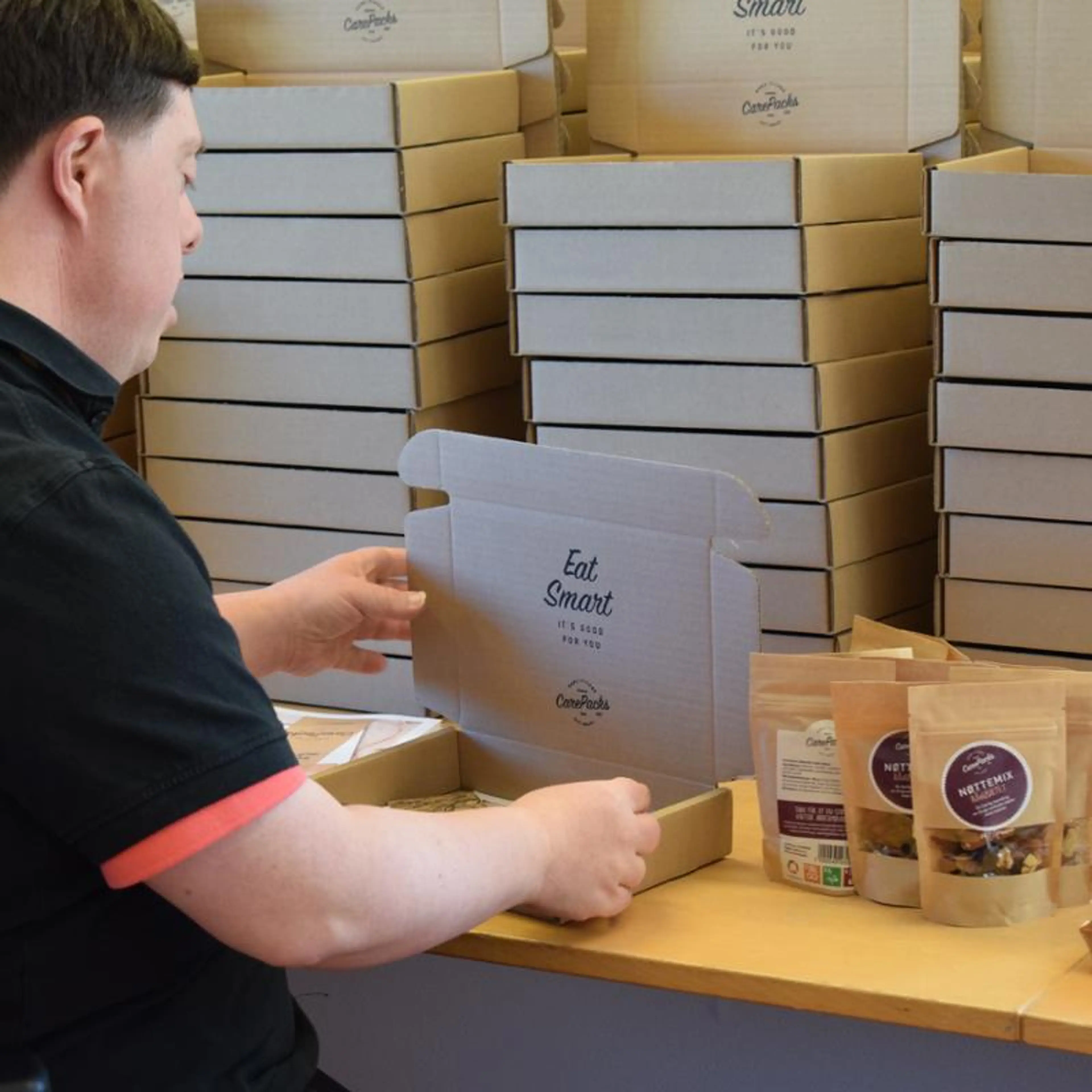 Mann som åpner en pakke med CarePacks