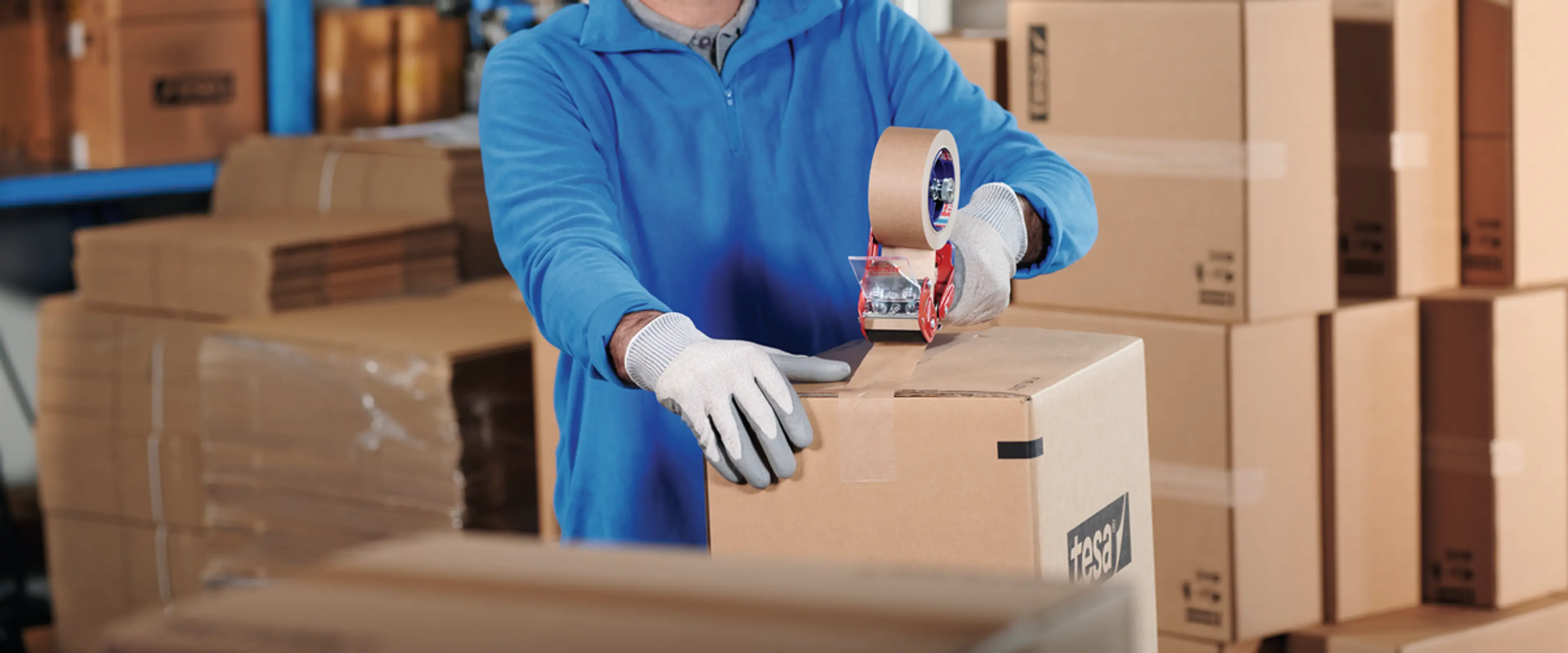 Mann som teiper igjen en pappeske